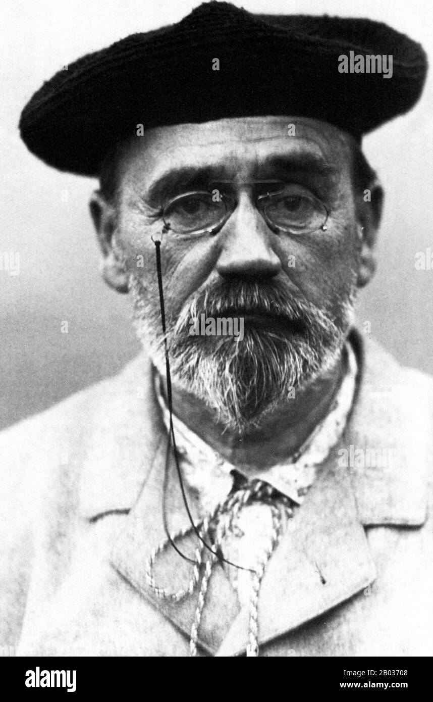 Emile Edouard Charles Antoine Zola (2 aprile 1840 – 29 settembre 1902) è stato un . Fu una figura importante nella liberalizzazione politica della Francia e nell'esonazione del falso accusato e condannato ufficiale dell'esercito Alfred Dreyfus, che è incapsulato nel famoso giornale J'accuse. Zola fu nominato per il primo e il secondo Premio Nobel per la Letteratura nel 1901 e nel 1902. Foto Stock