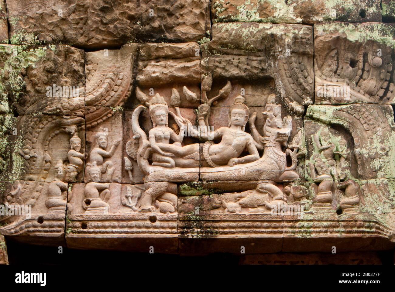 Cambogia: Vishnu Reclining su un frontone all'interno di Preah Khan, Angkor. Preah Khan (Tempio della Sacra spada) è stato costruito nel tardo 12th ° secolo (1191) da Jayavarman VII ed è situato a nord di Angkor Thom. Il tempio fu costruito sul luogo della vittoria di Jayavarman VII sui Chams invasori nel 1191. Era il centro di una grande organizzazione, con quasi 100.000 funzionari e funzionari. In un tempo era un'università buddista. La divinità primaria del tempio è la boddhisatva Avalokiteshvara, nella forma del padre di Jayavarman. Foto Stock
