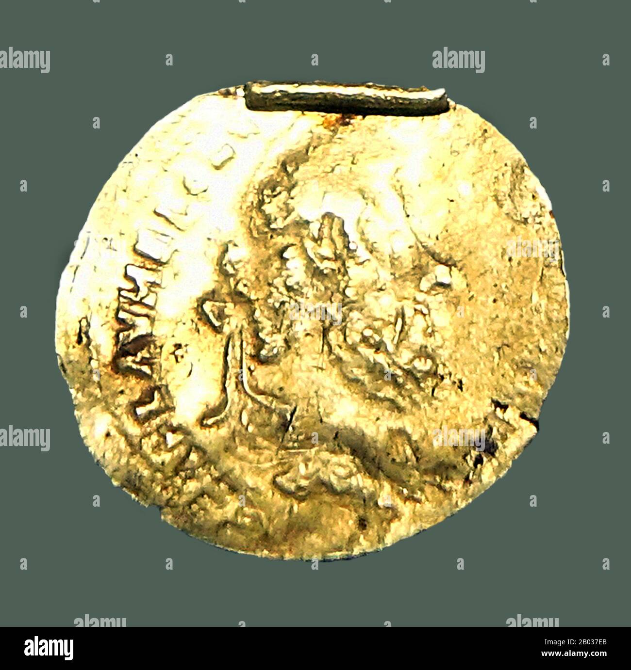 Óc Eo è un sito archeologico nel distretto di Thoại Sơn, nella provincia meridionale Di Giang, Vietnam, nella regione del delta del fiume Mekong, nel Vietnam. È anche uno dei comuni moderni del Vietnam. Óc Eo potrebbe essere stato un porto occupato del regno di Funan tra il 1st e 7th secolo CE. Gli studiosi usano il termine 'Óc Eo Culture' per riferirsi all'antica cultura materiale della regione del delta del Mekong che è caratterizzata dagli artefatti recuperati a Óc Eo attraverso indagini archeologiche. I resti trovati a Óc Eo includono ceramiche, utensili, gioielli, calchi per la fabbricazione di gioielli, monete (comprese le monete del Th Foto Stock