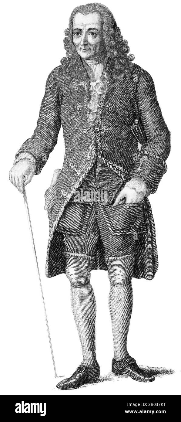 Francois-Marie Arouet (Parigi, 21 novembre 1694 – Parigi, 30 maggio 1778), più comunemente conosciuto dal suo nom de plume Voltaire, è stato uno storico, filosofo e scrittore dell'Illuminismo francese. Era famoso per il suo sostegno alla libertà di religione, la libertà di parola e la separazione tra chiesa e stato, spesso attaccando la Chiesa cattolica attraverso la sua intelligenza e i suoi scritti. Voltaire fu uno scrittore prolifico e versatile, con oltre 20.000 lettere e oltre 2.000 libri e opuscoli al suo nome, oltre a opere teatrali, poesie, saggi e opere storiche e scientifiche. Nonostante le severe leggi di censura del tempo, Voltaire spesso Foto Stock