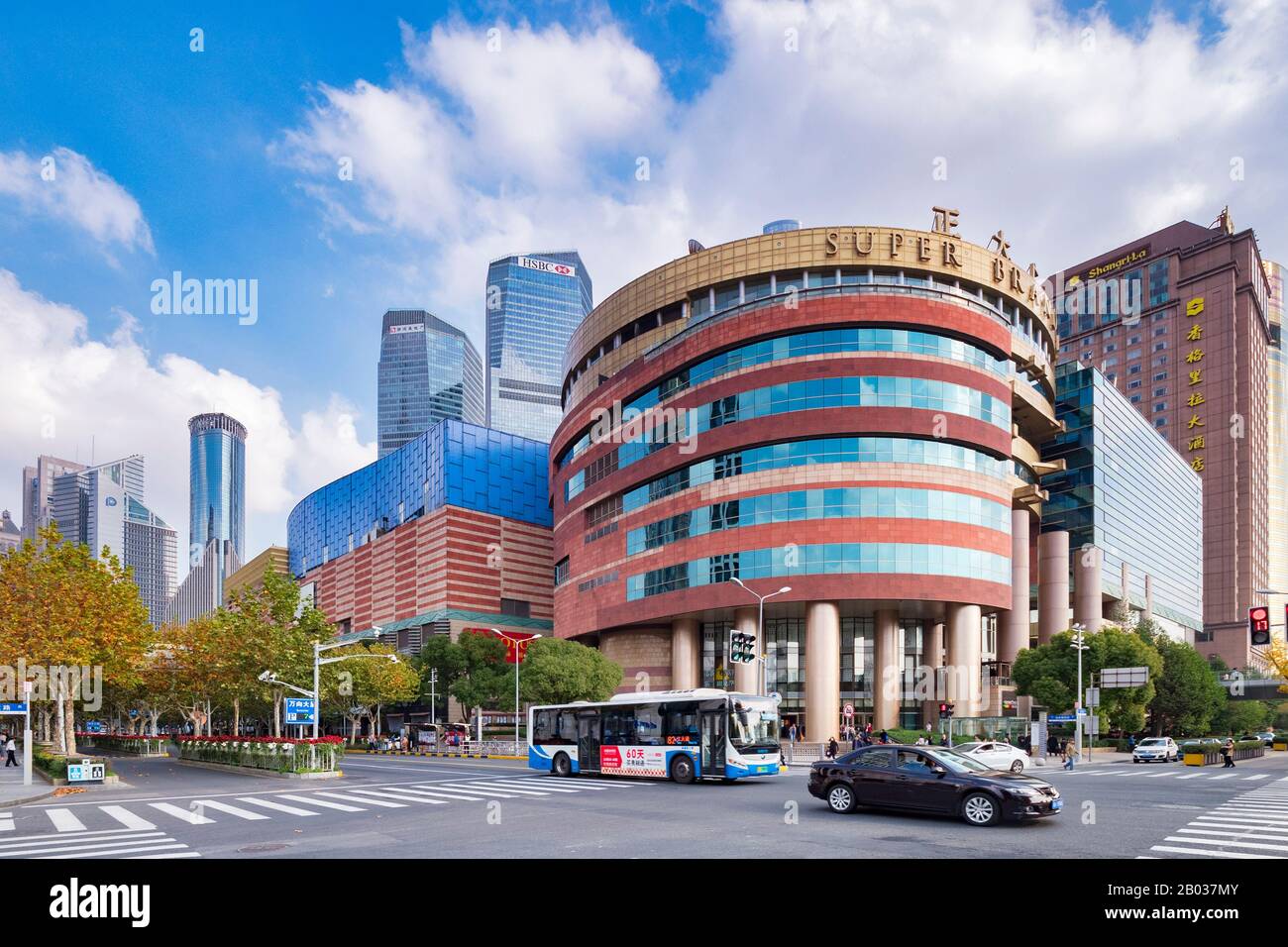 1 dicembre 2018: Shanghai, Cina - Super Brand Mall, un centro commerciale di 13 piani tra i moderni highrises del quartiere di Pudong. Foto Stock