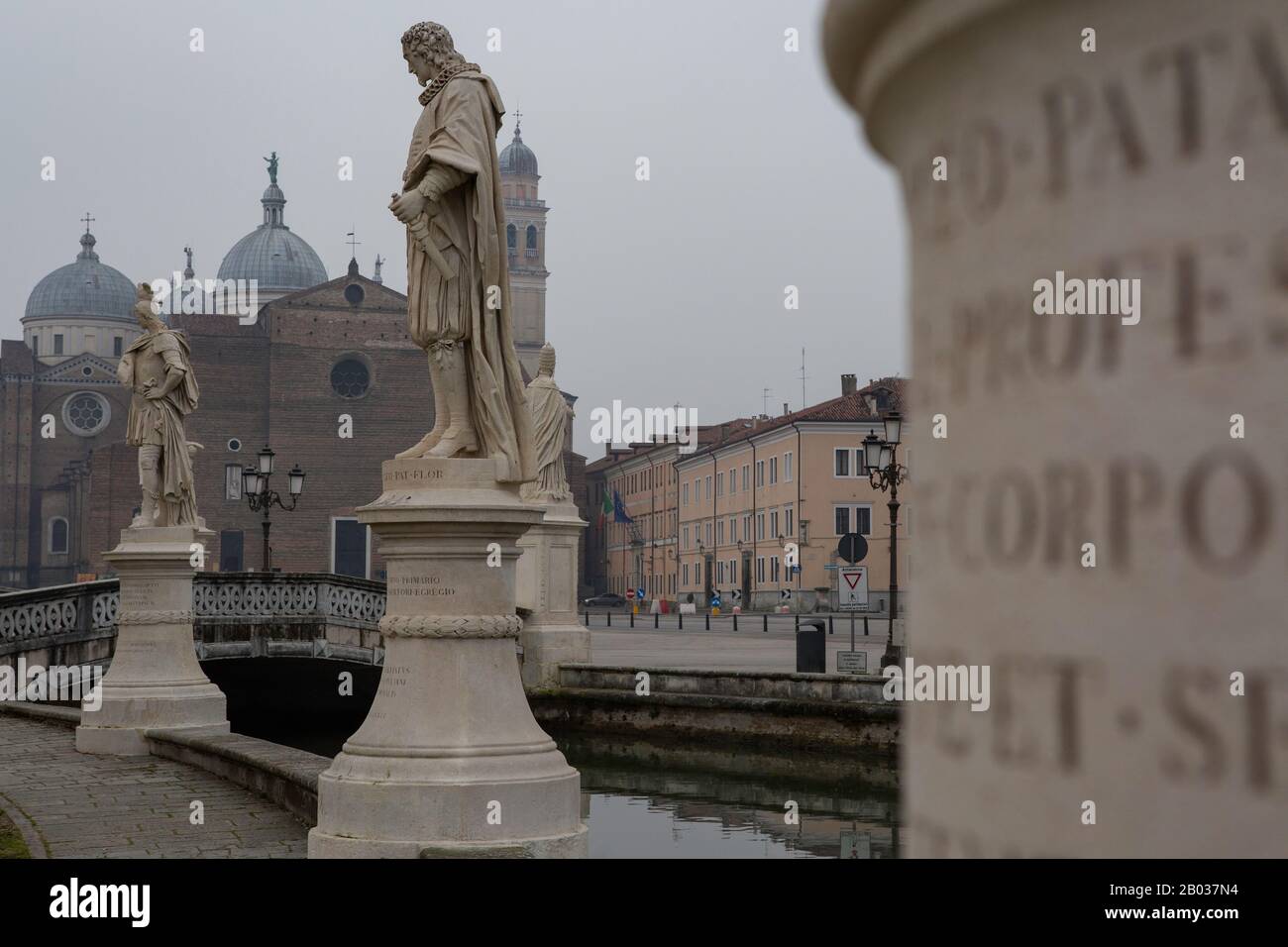 Statue e acqua al Prato della Valle, Padova / Padova, Italia Foto Stock