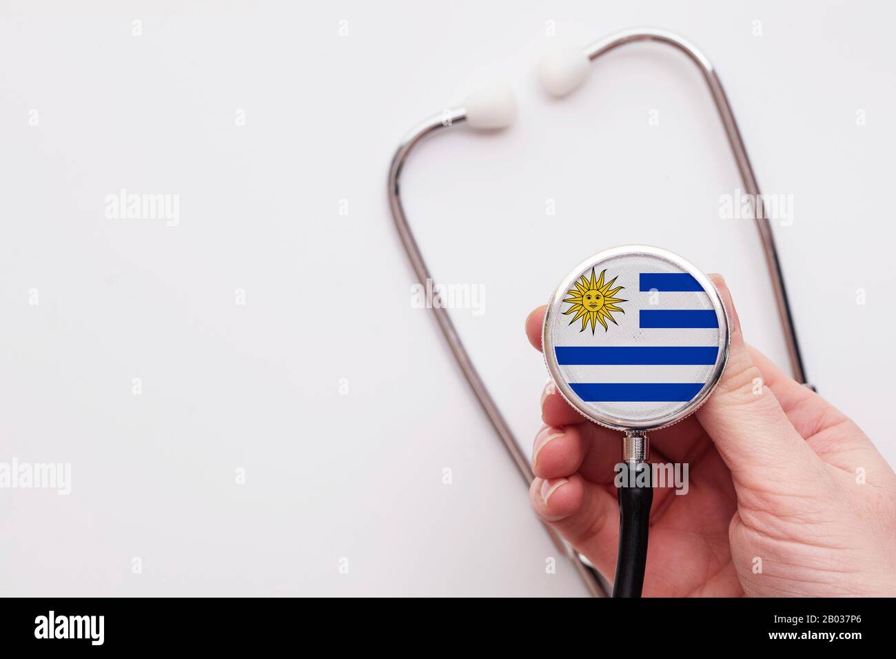 Concetto di assistenza sanitaria in Uruguay. Medico che detiene uno stetoscopio medico. Foto Stock