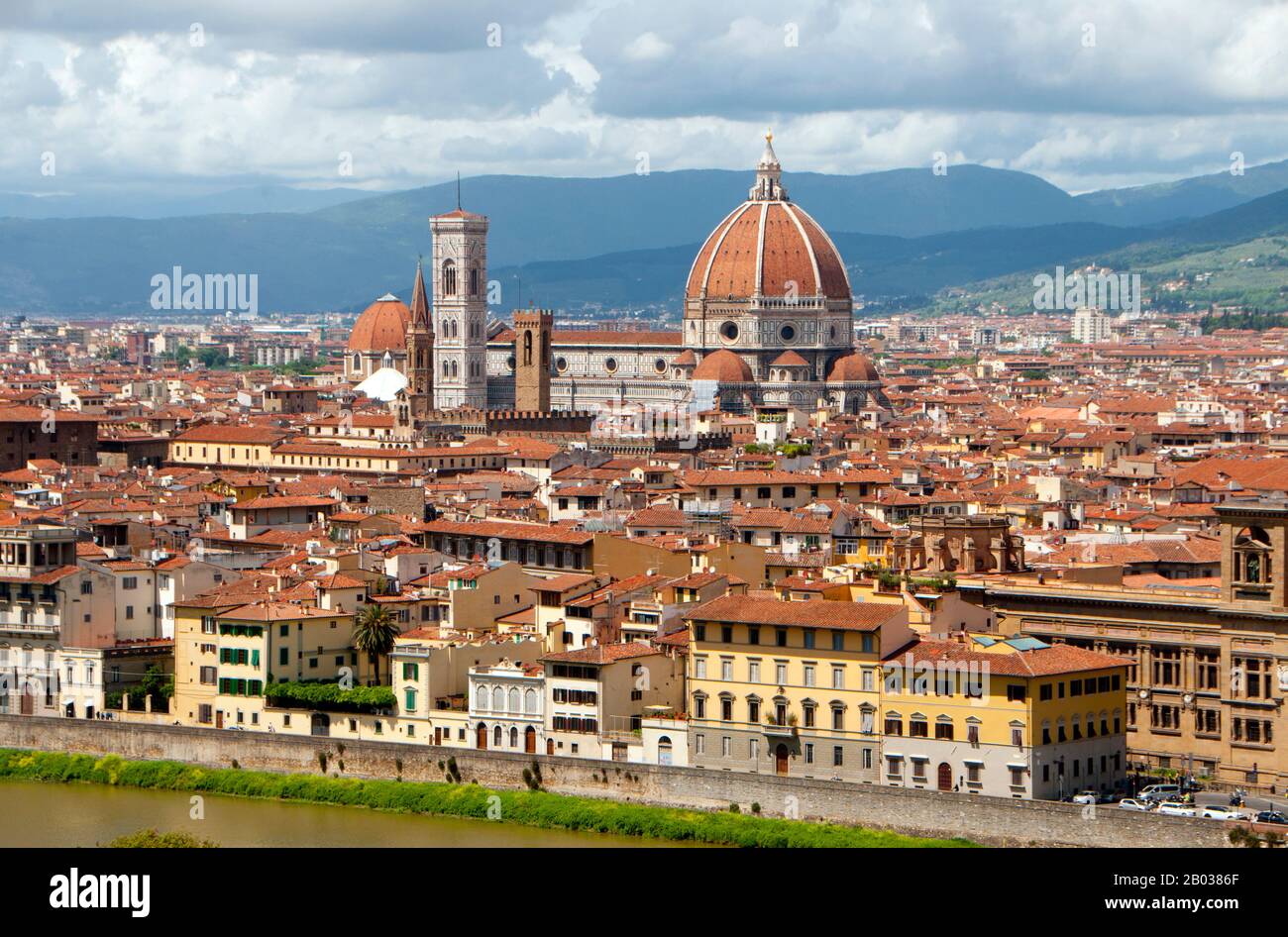 Firenze o Firenze è la capitale della Toscana. Era un centro del commercio e della finanza europei medievali e una delle città più ricche di quell'epoca. E' considerata la culla del Rinascimento ed è stata chiamata 'l'Atene del Medioevo'. Una turbolenta storia politica comprende periodi di governo della potente famiglia Medici e numerose rivoluzioni religiose e repubblicane. Dal 1865 al 1871 la città fu la capitale del Regno d'Italia, recentemente istituito. Il dialetto fiorentino costituisce la base dello Standard Italiano e divenne la lingua di cultu Foto Stock