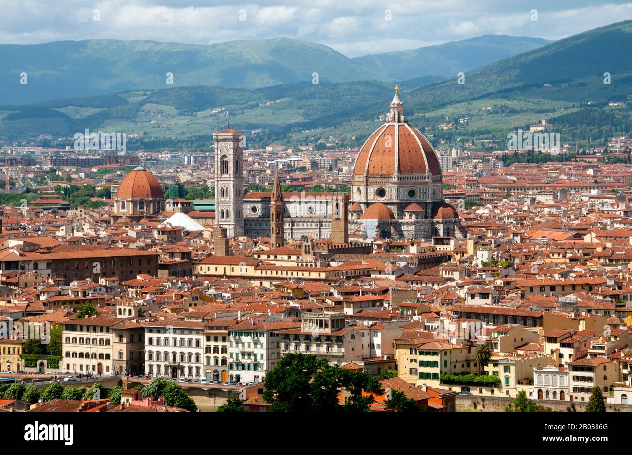 Firenze o Firenze è la capitale della Toscana. Era un centro del commercio e della finanza europei medievali e una delle città più ricche di quell'epoca. E' considerata la culla del Rinascimento ed è stata chiamata 'l'Atene del Medioevo'. Una turbolenta storia politica comprende periodi di governo della potente famiglia Medici e numerose rivoluzioni religiose e repubblicane. Dal 1865 al 1871 la città fu la capitale del Regno d'Italia, recentemente istituito. Il dialetto fiorentino costituisce la base dello Standard Italiano e divenne la lingua di cultu Foto Stock