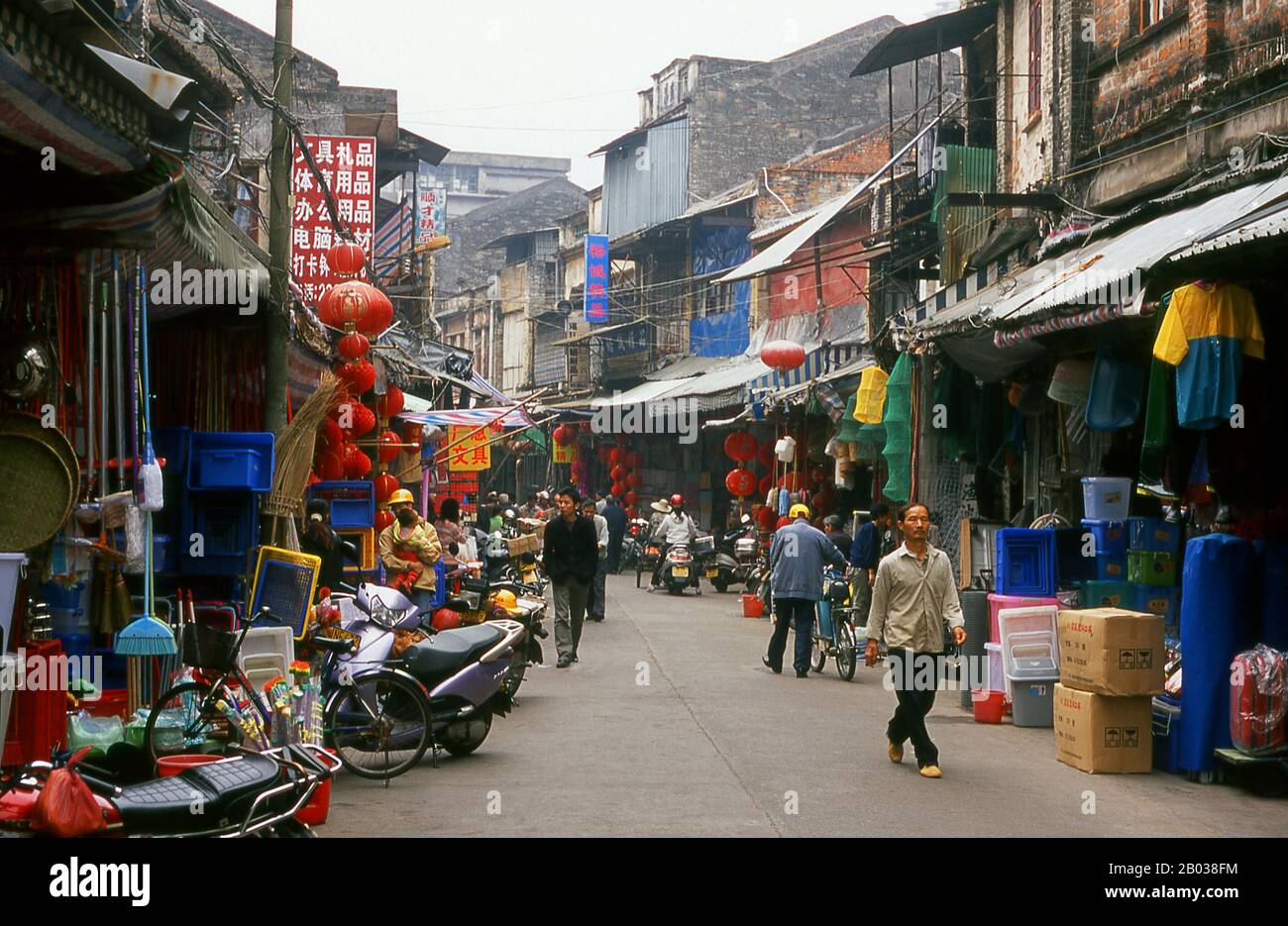 Zhaoqing era conosciuto per il Qin e Han come Gaoyao. Fu ribattezzato Duanzhou dal suo ruolo di sede della Prefettura di Duan sotto I Sui. Il nome attuale, che significa 'Inizio Auspiciousness', fu conferito all'area dall'imperatore Huizong del canto nel 1118. Quando i portoghesi arrivarono nel 16th secolo, Zhaoqing era ancora un centro importante, che serviva come sede del viceré di Liangang (Guangdong e Guangxi). Matteo Ricci, Sulla spedizione cristiana tra i Sinae, racconta le prime visite di europei macanesi a Zhaoqing. Ricci ha anche disegnato la prima moderna mappa cinese del mondo Foto Stock