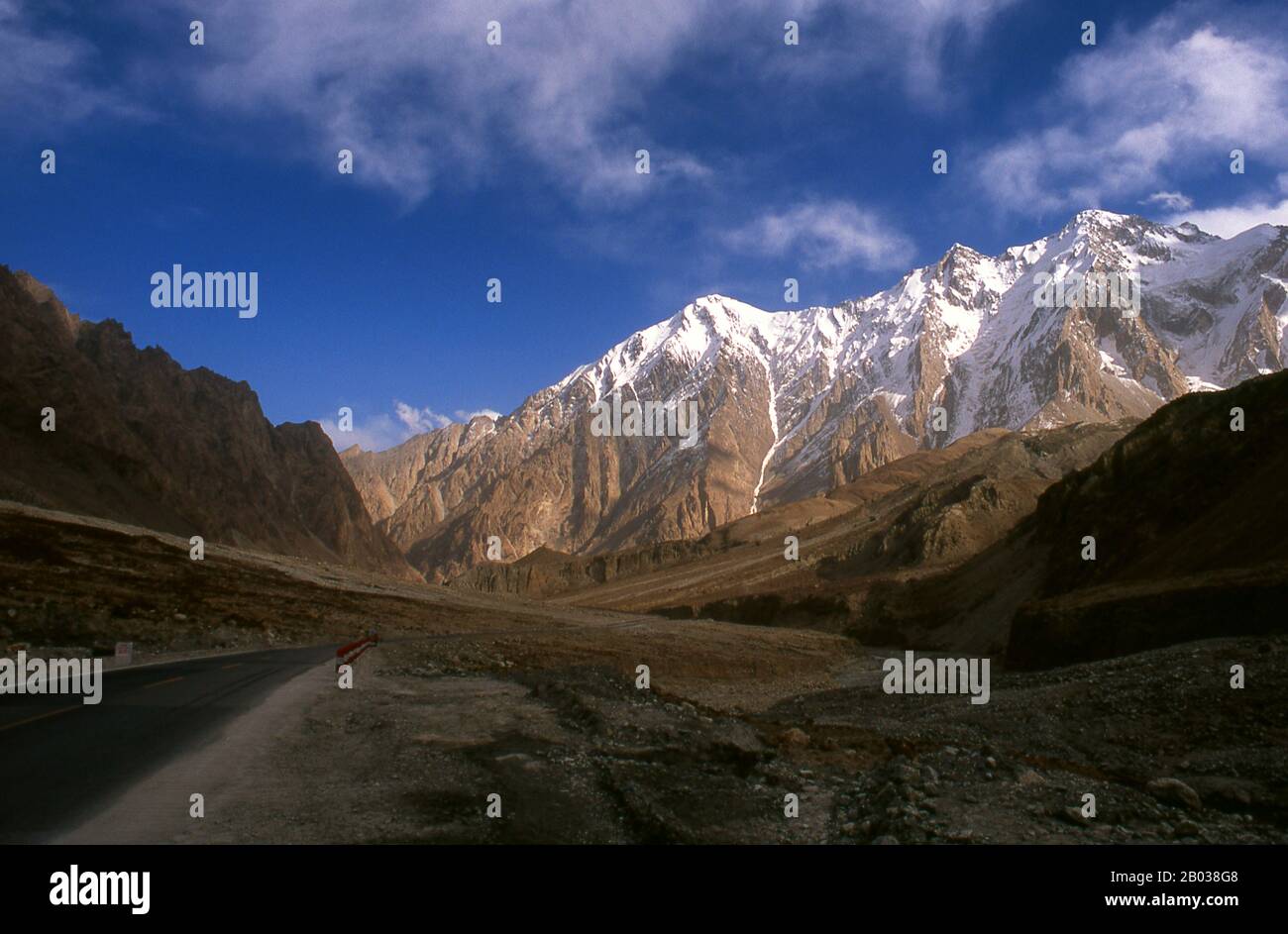 Le montagne di Pamir sono una catena montuosa nell'Asia centrale formata dalla congiunzione delle catene montuose Himalaya, Tian Shan, Karakoram, Kunlun e Hindu Kush. Sono tra le montagne più alte del mondo e sin dall'epoca vittoriana sono state conosciute come il 'tetto del mondo', una probabile traduzione dal persiano. L'autostrada Zhongba Gonglu o Karakoram è una meraviglia ingegneristica che è stata aperta nel 1986 e rimane la strada asfaltata più alta del mondo. Collega Cina e Pakistan attraverso la catena montuosa di Karakoram, attraverso il Passo Kunjerab, ad un'altitudine di 4.693 metri. Foto Stock