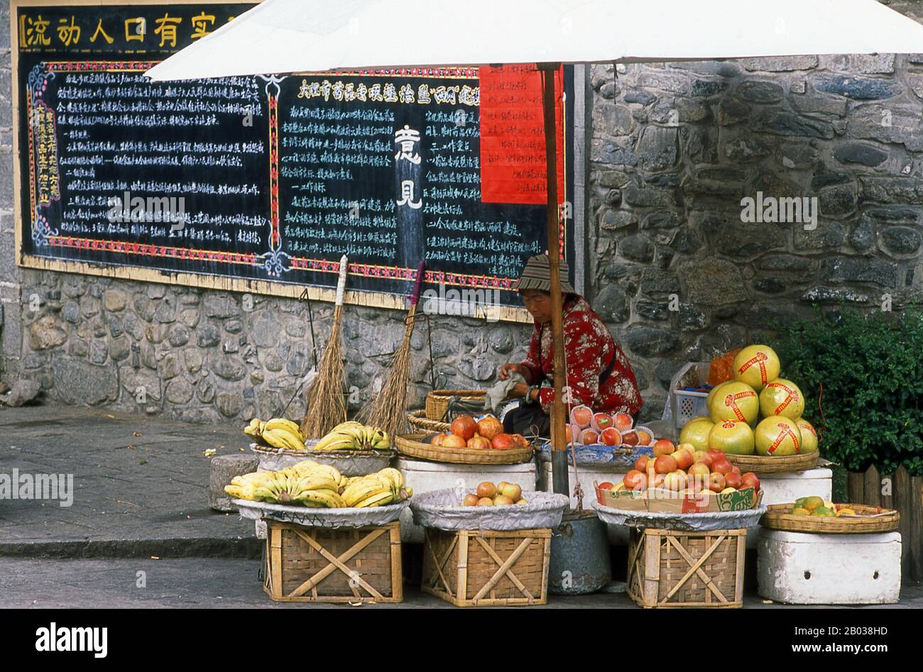 Dali è l'antica capitale sia del regno Bai Nanzhao, che fiorì nella zona durante i secoli 8th e 9th, sia del regno di Dali, che regnò dal 937 al 1253. Situato in una parte una volta significativamente musulmana della Cina del Sud, Dali era anche il centro della ribellione di Panthay contro la dinastia imperiale regnante Qing dal 1856 al 1863. La città vecchia fu costruita durante il regno dell'imperatore dinastia Ming Hongwu (1368-1398). Foto Stock