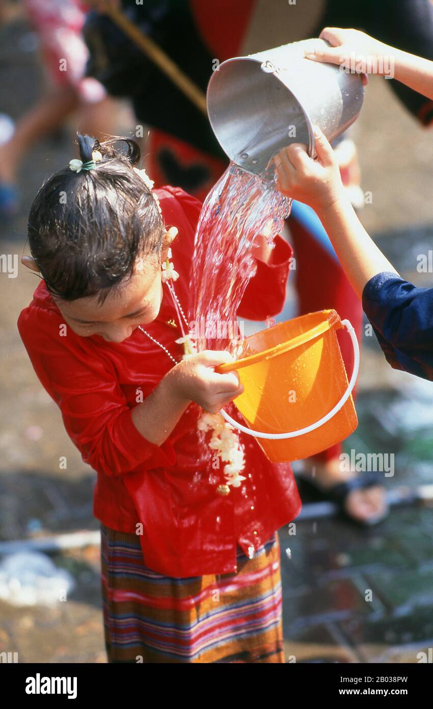 Songkran è il tradizionale Capodanno tailandese ed è celebrato dalle 13th alle 15th Aprile. Questo festival annuale dell'acqua, conosciuto in tailandese come 'songkran', e in birmano come 'thingyan' segna l'inizio della stagione delle piogge e viene celebrato in Birmania, Laos, Thailandia e altri paesi del sud-est asiatico, di solito in aprile. Chiang mai (che significa "nuova città"), talvolta scritto come Chiengmai o Chiangmai, è la città più grande e culturalmente significativa della Thailandia settentrionale. Re Mengrai fondò la città di Chiang mai nel 1296, e successe a Chiang Rai come capitale del regno Lanna. Foto Stock