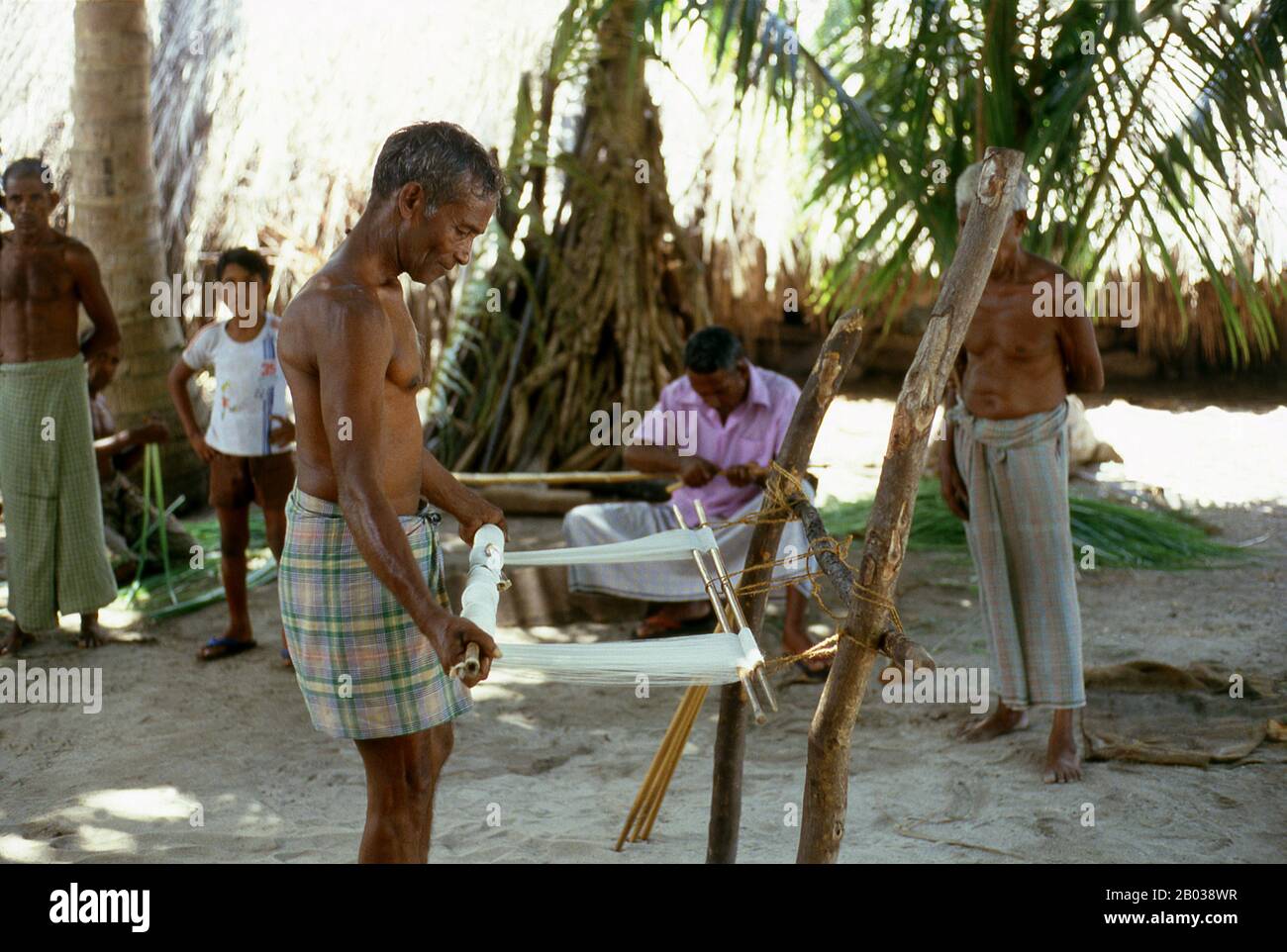 L'Isola di Eydhafushi, nell'Atollo di Baa (Atollo di Maalhosmadulu Sud), era una volta famosa per i suoi tessitori feyli o sarong. Eydhafushi è la capitale dell'Atollo di Baa. La nazione più piccola e meno conosciuta dell'Asia, la Repubblica delle Maldive, si trova disseminata da nord a sud attraverso un percorso di 750 chilometri dell'Oceano Indiano 500 chilometri a sud-ovest dello Sri Lanka. Più di 1000 isole, insieme a innumerevoli banche e barriere coralline, sono raggruppate in una catena di diciannove atolli che si estende da un punto a ovest di Colombo a poco a sud dell'equatore. Foto Stock
