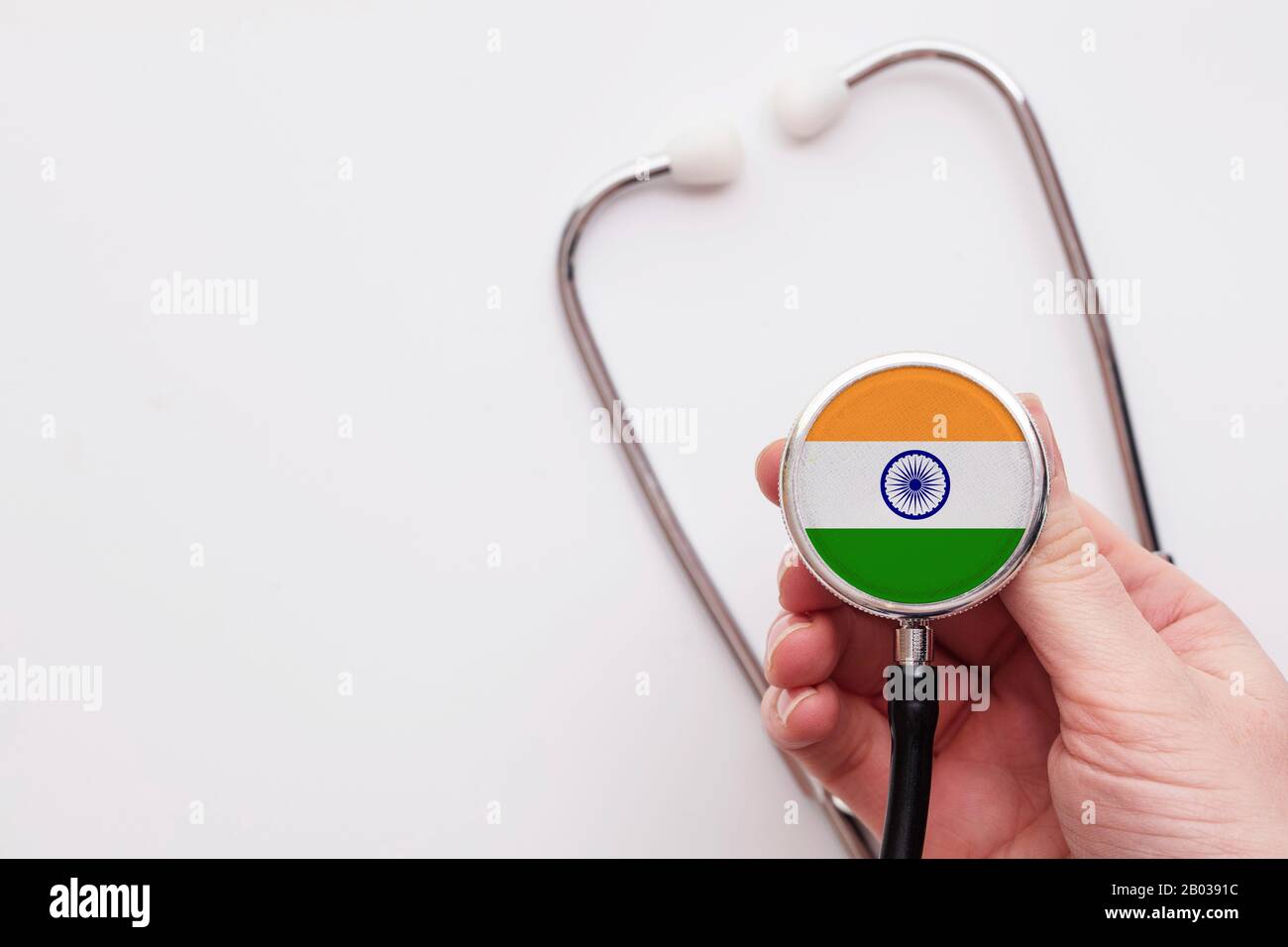 India concetto di assistenza sanitaria. Medico che detiene uno stetoscopio medico. Foto Stock