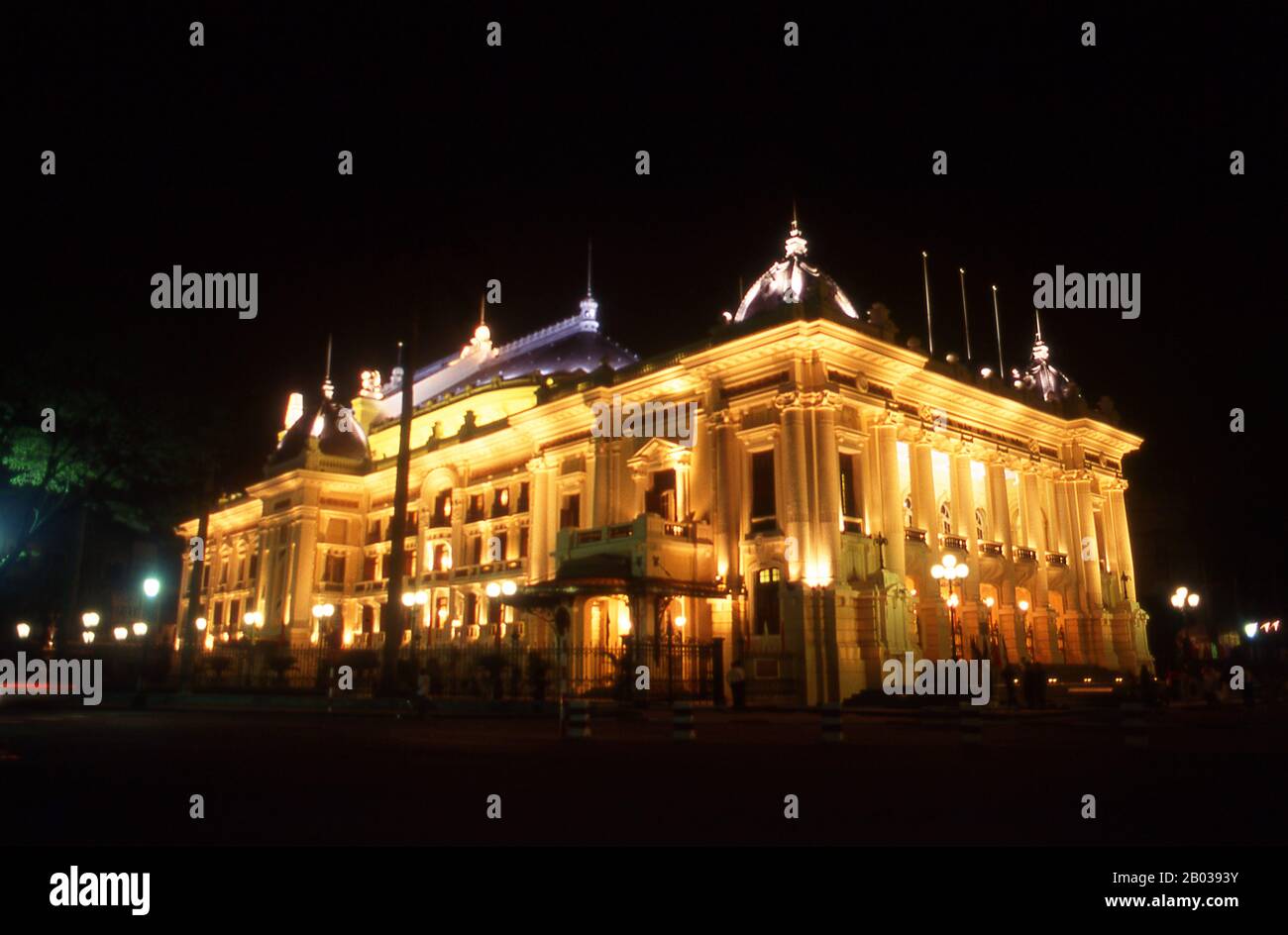 Il Teatro dell'Opera di Hanoi è modellato sull'Opera di Parigi progettata da Charles Garnier e completata nel 1875. È conosciuto in vietnamita come Nha Hat Lon o ‘Big Song House’ e aperto nel 1911 incorporando gli stessi grandi elementi del design napoleonico della Garnier. Rimane il fulcro dell'architettura francese non solo ad Hanoi, ma in tutta l'ex Indocina francese e la sua presenza avrebbe grazia in qualsiasi città del mondo. Prima della Seconda guerra mondiale, l'Opera era al centro della vita culturale francese ad Hanoi. Dopo l'indipendenza, tuttavia, gradualmente cadde in disfacimento. Occasionalmente Cinese O Russo Foto Stock