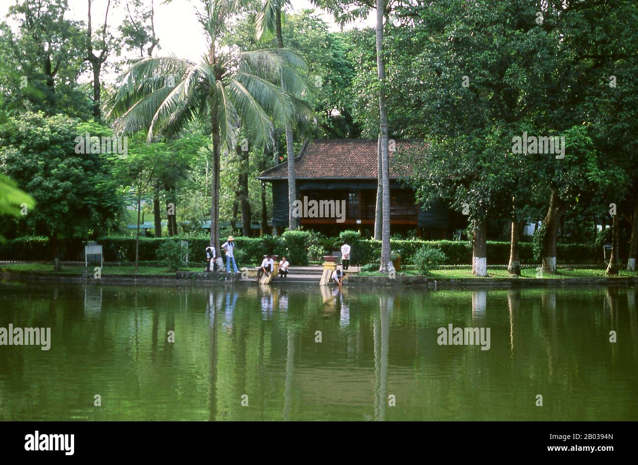 Il Presidente ho Chi Minh (1890 - 1969) si rifiutò di vivere nel lussuoso Palazzo Presidenziale, preferendo un alloggio più umile. Ha vissuto in questa casa appositamente costruita palafitta nel corso dell'ultimo decennio della sua vita. Foto Stock