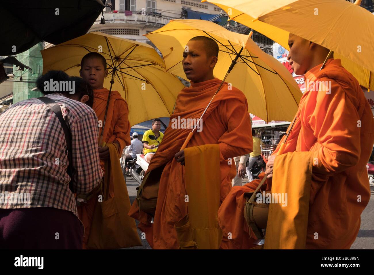 Una donna riceve le benedizioni dopo aver offerto denaro ai monaci durante il round di elemosina nel mercato di Kandal, Phnom Penh 2016. Foto Stock