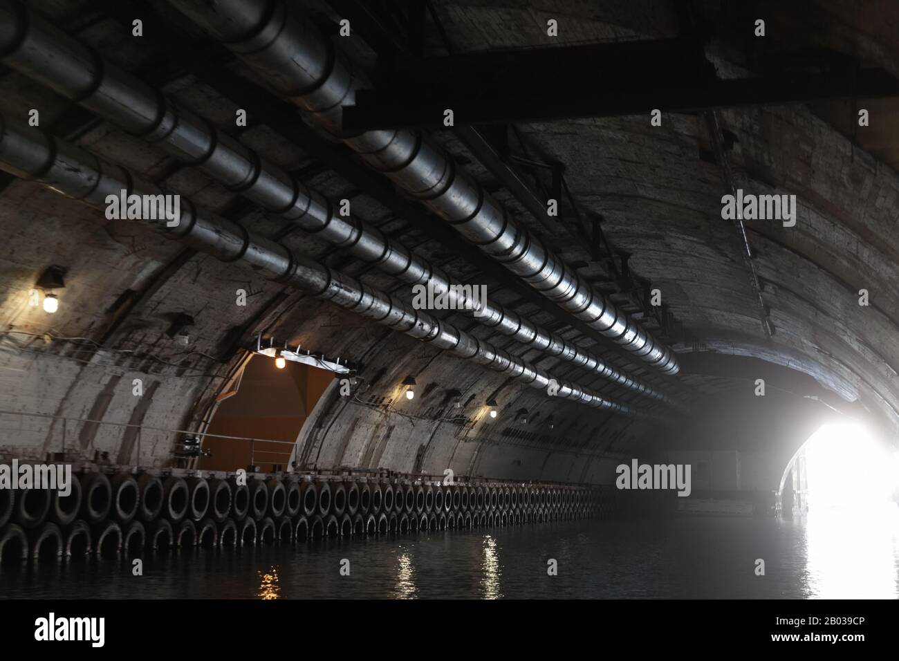 Uscita luminosa del tunnel di cemento, parte della base sottomarina sotterranea abbandonata dal periodo dell'URSS. Balaklava , Crimea Foto Stock