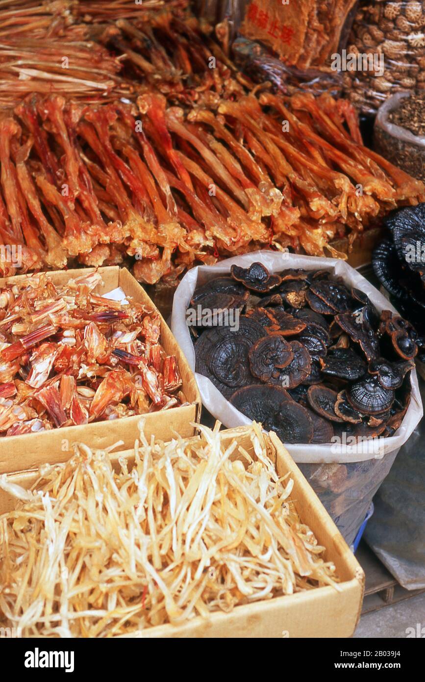 Uno dei mercati più noti della Cina, Qingping è un mix di prodotti agricoli, medicinali a base di erbe, frutta, verdura e animali vivi, alcuni dei quali si avrebbe difficoltà a trovare per la vendita altrove. Foto Stock