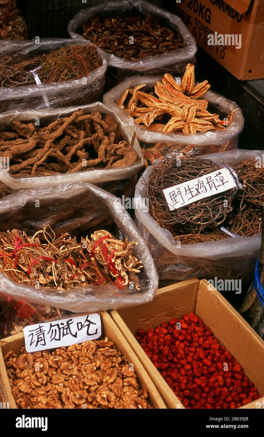 Uno dei mercati più noti della Cina, Qingping è un mix di prodotti agricoli, medicinali a base di erbe, frutta, verdura e animali vivi, alcuni dei quali si avrebbe difficoltà a trovare per la vendita altrove. Foto Stock