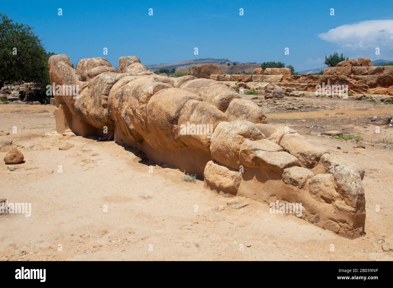 Agrigento fu fondata su un altopiano che si affaccia sul mare, con due fiumi vicini, le Hypsas e le Akragas, e una cresta a nord che offre un certo grado di fortificazione naturale. La sua istituzione ha avuto luogo intorno a 582–580 a.C. ed è attribuita ai coloni greci di Gela, che la chiamavano 'Akragas'. Akragas cresceva rapidamente diventando una delle più ricche e famose colonie greche della Magna Grecia. Venne in risalto sotto i tiranni Phalaris e Theron del 6th secolo, e divenne una democrazia dopo il rovesciamento del figlio di Theron Thrasidaeus. Anche se la città rimase neutra Foto Stock