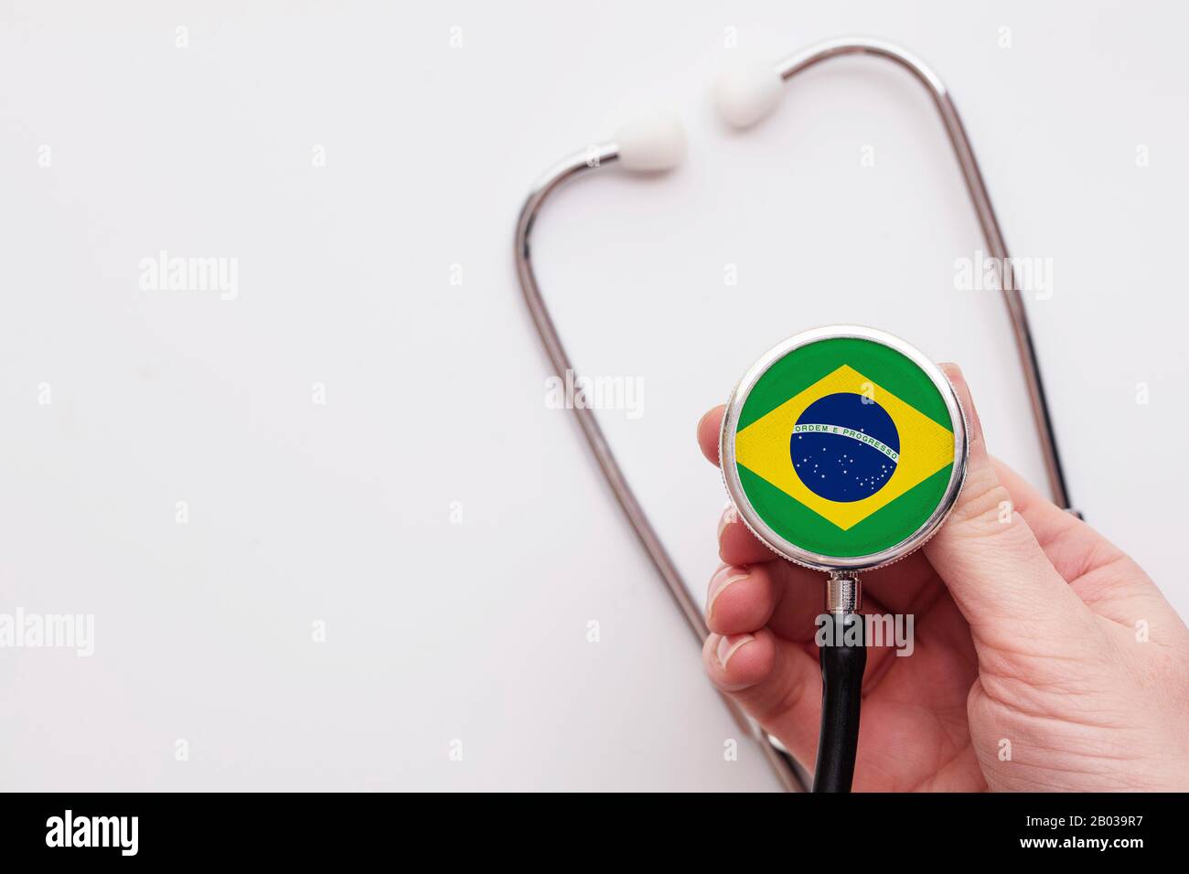 Concetto di assistenza sanitaria in Brasile. Medico che detiene uno stetoscopio medico. Foto Stock