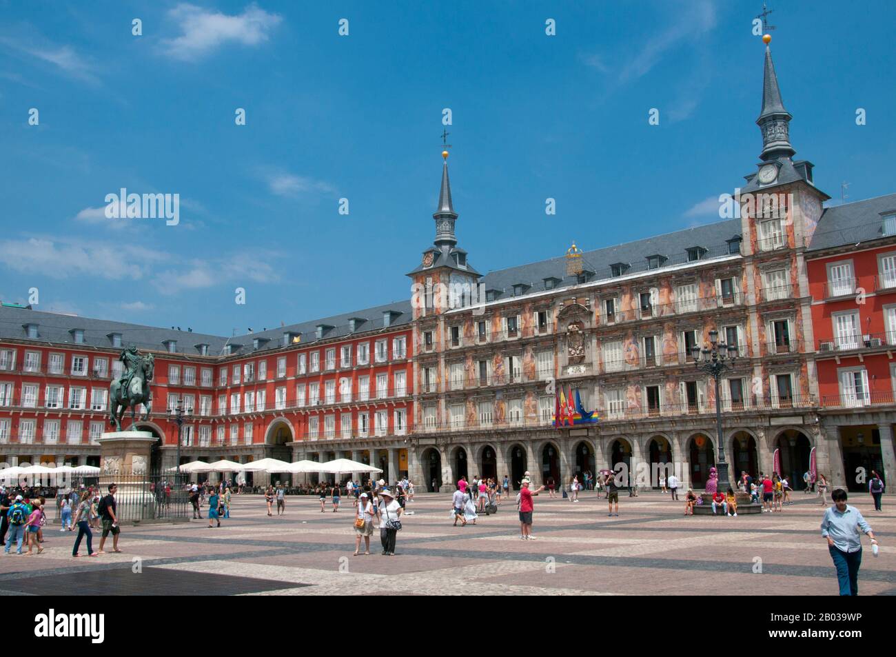 La Plaza Mayor fu costruita per la prima volta (1580–1619) durante il regno di Filippo III. La piazza come vediamo oggi è stata l'opera dell'architetto spagnolo Juan de Villanueva (1739 - 1811) che ricostruì la piazza nel 1790. Foto Stock