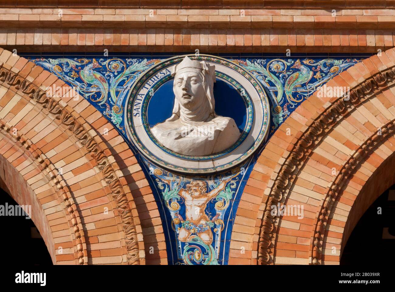 Santa Teresa di Ávila, detta anche Santa Teresa di Gesù, battezzata Teresa Sánchez de Cepeda y Ahumada (28 marzo 1515 – 4 ottobre 1582), è stata una eminente mistica spagnola, santa cattolica romana, monaca carmelitana, autore e teologo della vita contemplativa attraverso la preghiera mentale. La Plaza de España è una piazza nel Parque de María Luisa (Parco Maria Luisa), a Siviglia, Spagna, costruita nel 1928 per l'esposizione Iberoamericana del 1929. E' un esempio distintivo dell'architettura del Regionalismo, che mescola elementi di stile rinascimentale Revival e Moresco Revival (Neo-Mudéjar) dell'architettura spagnola. Foto Stock
