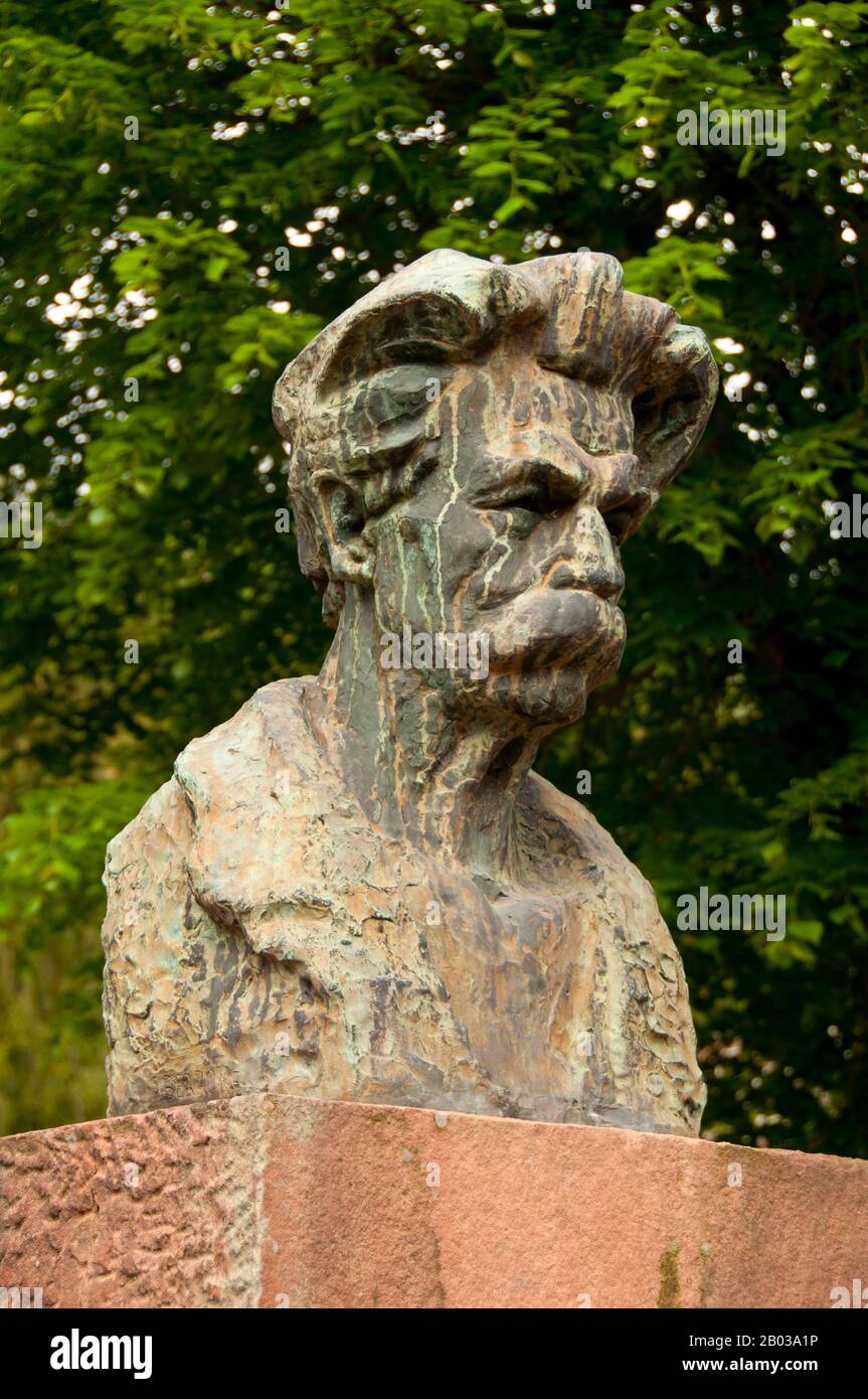 Francia / Germania: Albert Schweitzer (4 gennaio 1875 – 4 settembre 1965), teologo, filosofo e medico alsaziano francese, Kaysersberg, Alsazia. Albert Schweitzer, nato a Kaysersberg, era un teologo, organista, scrittore, umanitario, filosofo alsaziano, e medico. Schweitzer ha ricevuto il Premio Nobel per la pace nel 1952 per la sua filosofia di "riverenza per la vita". La sua filosofia fu espressa in molti modi, ma soprattutto nella fondazione e nel sostegno dell'ospedale Albert Schweitzer di Lambaréné, nella parte dell'Africa Equatoriale francese che oggi è il Gabon. Foto Stock