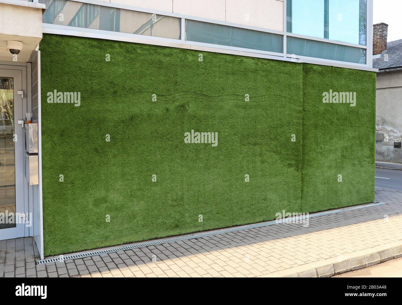 Superficie di erba su un muro di un edificio di ufficio Foto Stock