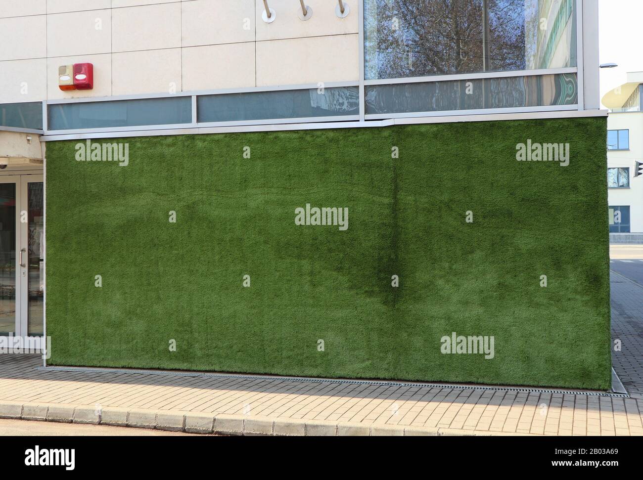 Superficie di erba su un muro di un edificio di ufficio Foto Stock