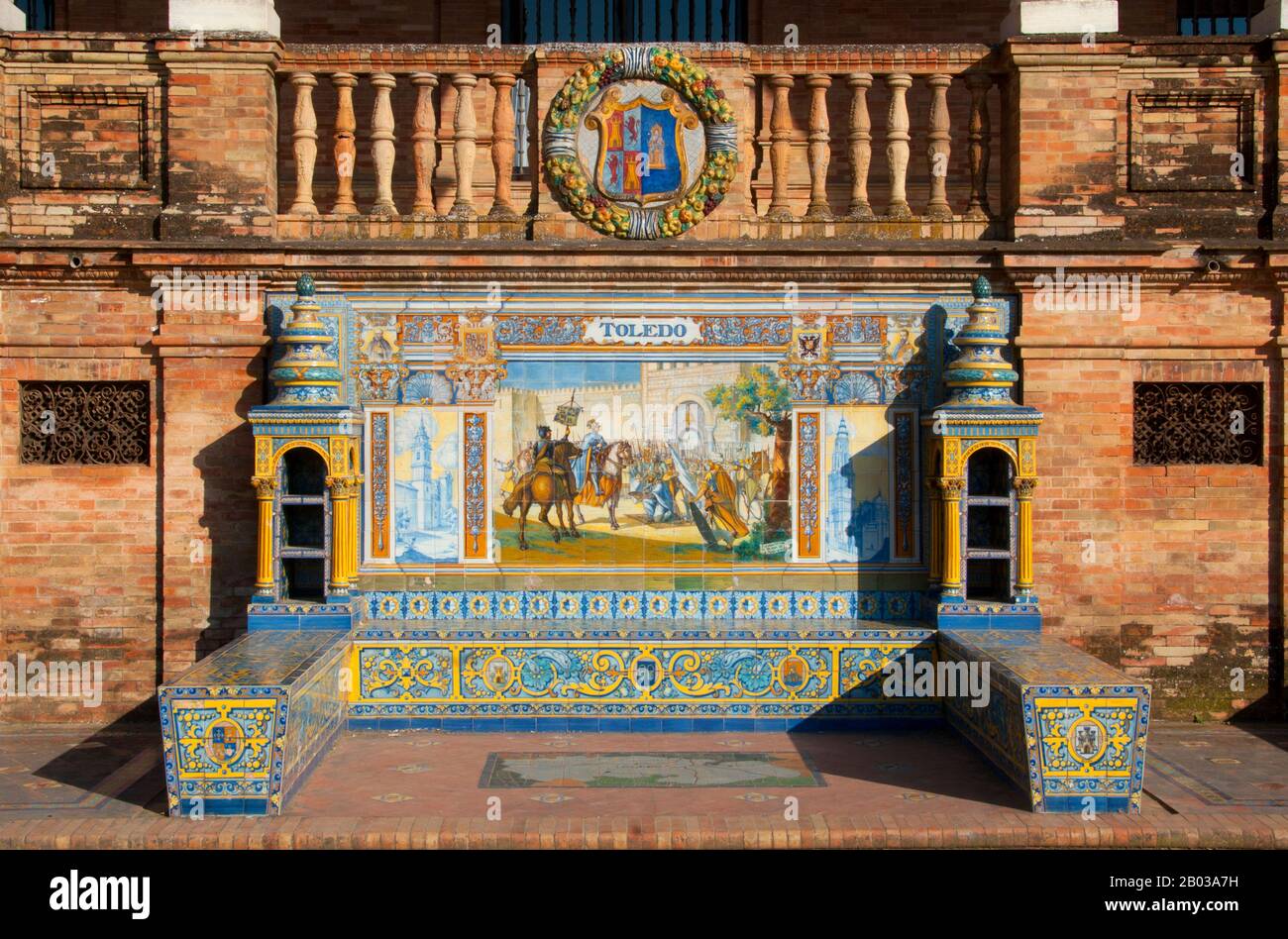 Toledo è una provincia della Spagna centrale, nella parte occidentale della comunità autonoma di Castiglia-la Mancha. La Plaza de España è una piazza nel Parque de María Luisa (Parco Maria Luisa), a Siviglia, Spagna, costruita nel 1928 per l'esposizione Iberoamericana del 1929. E' un esempio distintivo dell'architettura del Regionalismo, che mescola elementi di stile rinascimentale Revival e Moresco Revival (Neo-Mudéjar) dell'architettura spagnola. Foto Stock