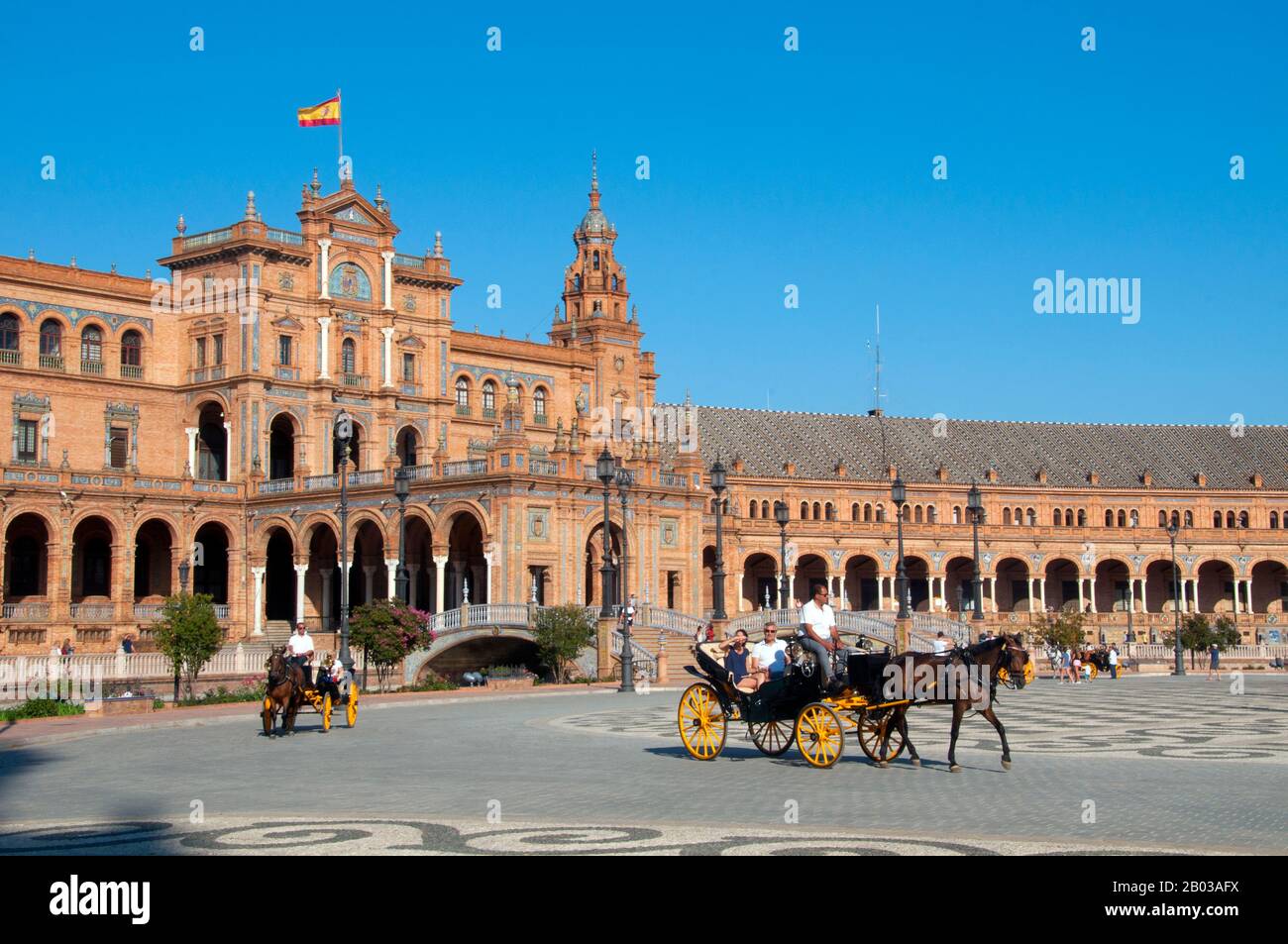 La Plaza de España è una piazza nel Parque de María Luisa (Parco Maria Luisa), a Siviglia, Spagna, costruita nel 1928 per l'esposizione Iberoamericana del 1929. E' un esempio distintivo dell'architettura del Regionalismo, che mescola elementi di stile rinascimentale Revival e Moresco Revival (Neo-Mudéjar) dell'architettura spagnola. Foto Stock