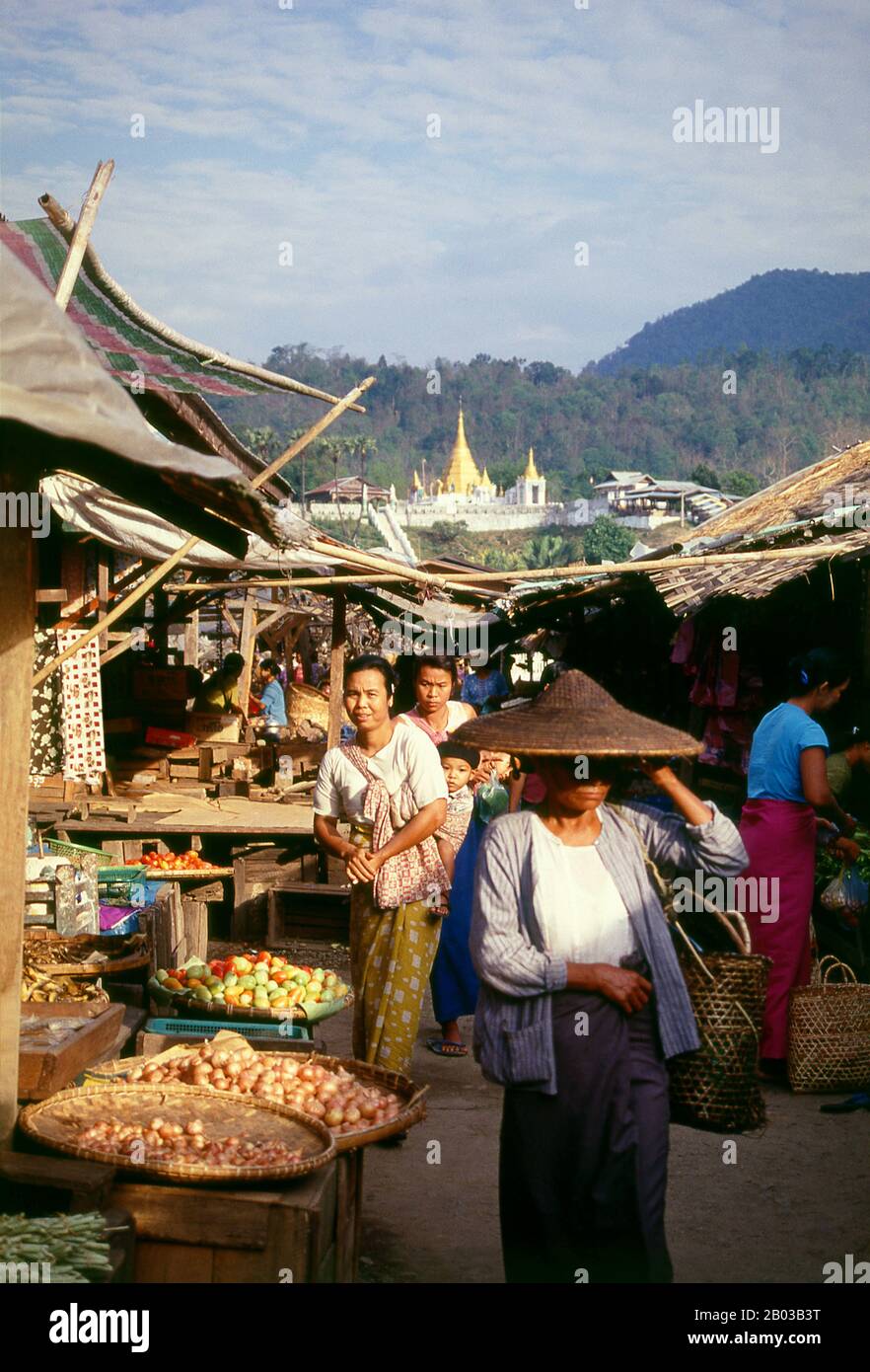 Notevole per la loro abilità militare, la loro ricettività al cristianesimo, e la loro intricata rete di parentela, i Kachins sono una temeraria montagna che vive nelle remote colline del nord della Birmania e nelle periferie di India e Cina. 'Kachin' è in realtà una parola birmana che non esiste in nessuno dei dialetti locali. Ogni tribù di Kachin ha un nome diverso per sé e per i suoi vicini, ma nessuna parola per descrivere l'intero gruppo. Foto Stock