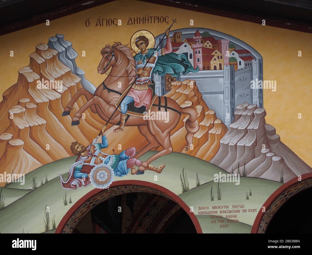 San Dimitrius di Salonicco a cavallo dello zar Kaloyan di Bulgaria (o Lyaeus). Affresco sulla chiesa greca di Agios Dimitrios, Pieria, Grecia Foto Stock