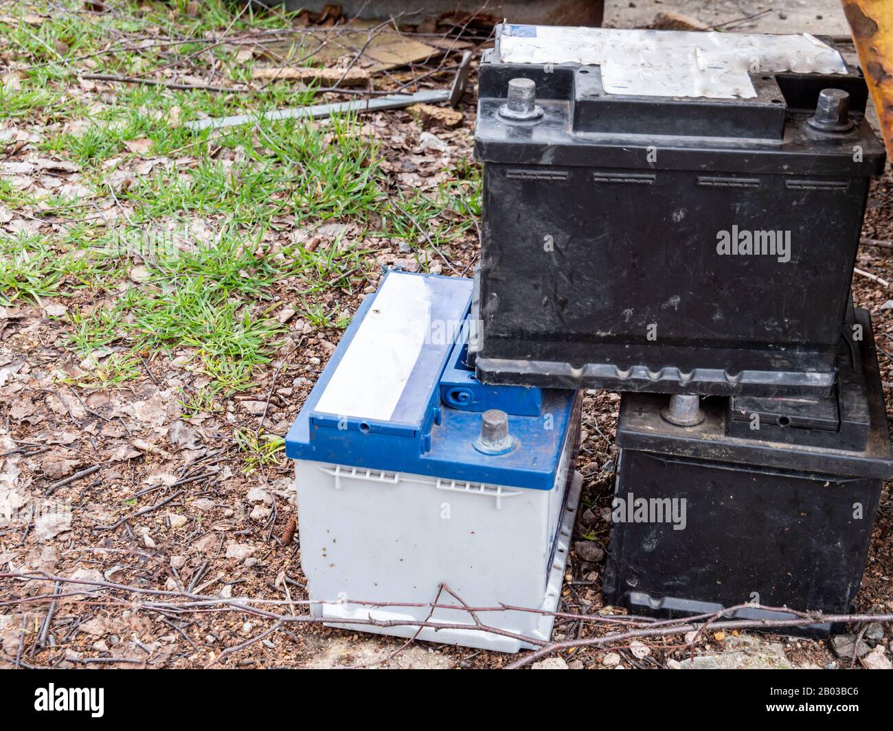 Batterie vecchie auto riciclaggio sfondo Foto Stock