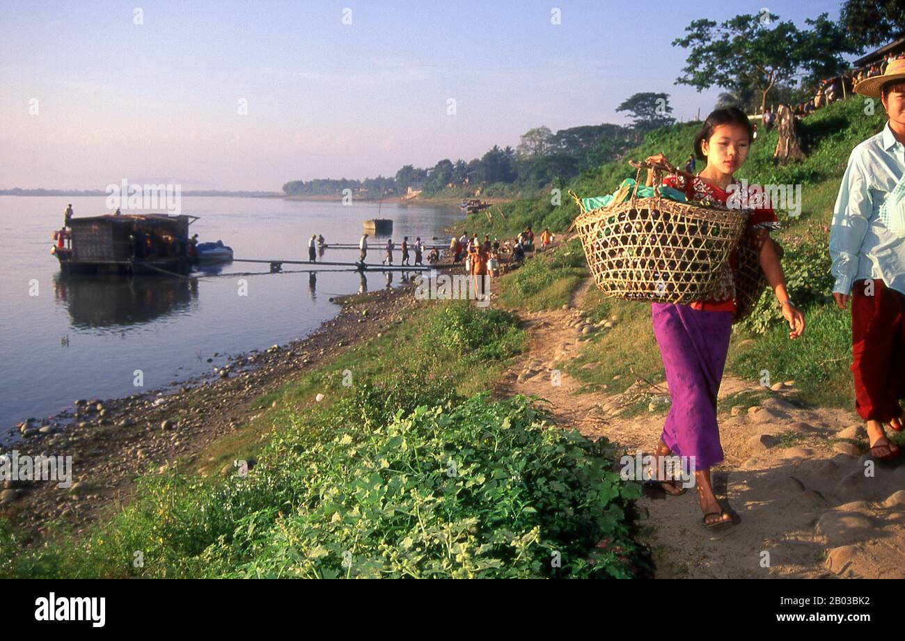 Myitkyina è la capitale dello Stato di Kachin. In Birmania significa 'vicino al grande fiume', e Myitkyina si trova sulla riva occidentale del fiume Ayeyarwady, appena sotto i 40 km da Myit-son (birmano per la confluenza) dei suoi due ruscelli (i fiumi Mali e N'mai). Foto Stock
