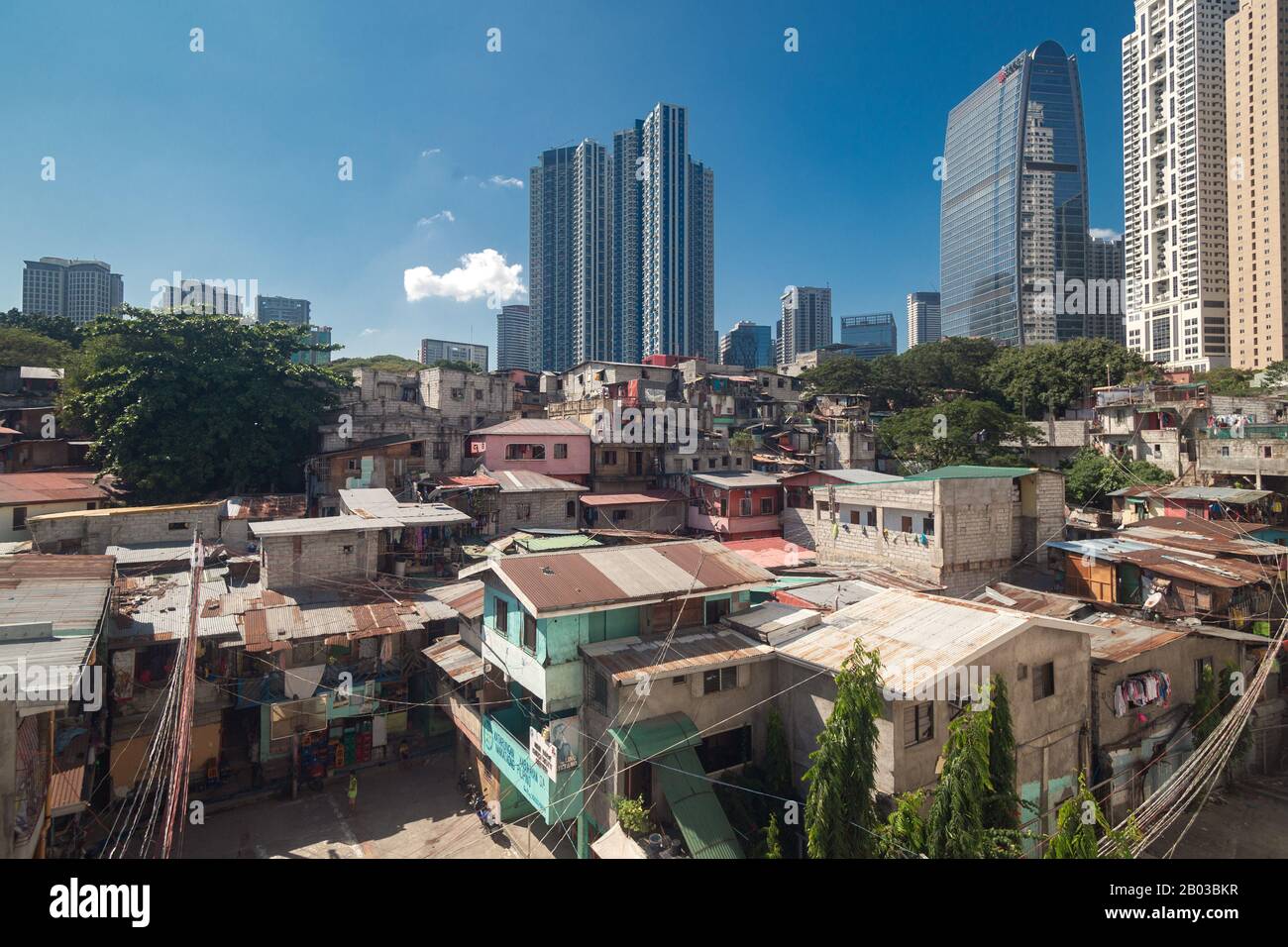 Metro Manila, Filippine - 12 febbraio 2020: Paesaggio urbano di Makati e BGC: Baraccopoli e grattacieli a contrasto Foto Stock