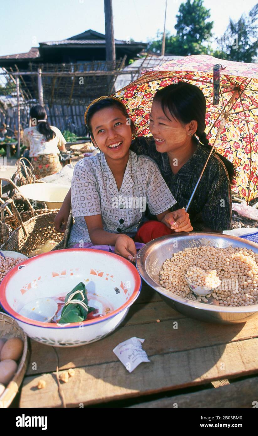 Myitkyina è la capitale dello Stato di Kachin. In Birmania significa 'vicino al grande fiume', e Myitkyina si trova sulla riva occidentale del fiume Ayeyarwady, appena sotto i 40 km da Myit-son (birmano per la confluenza) dei suoi due ruscelli (i fiumi Mali e N'mai). Foto Stock