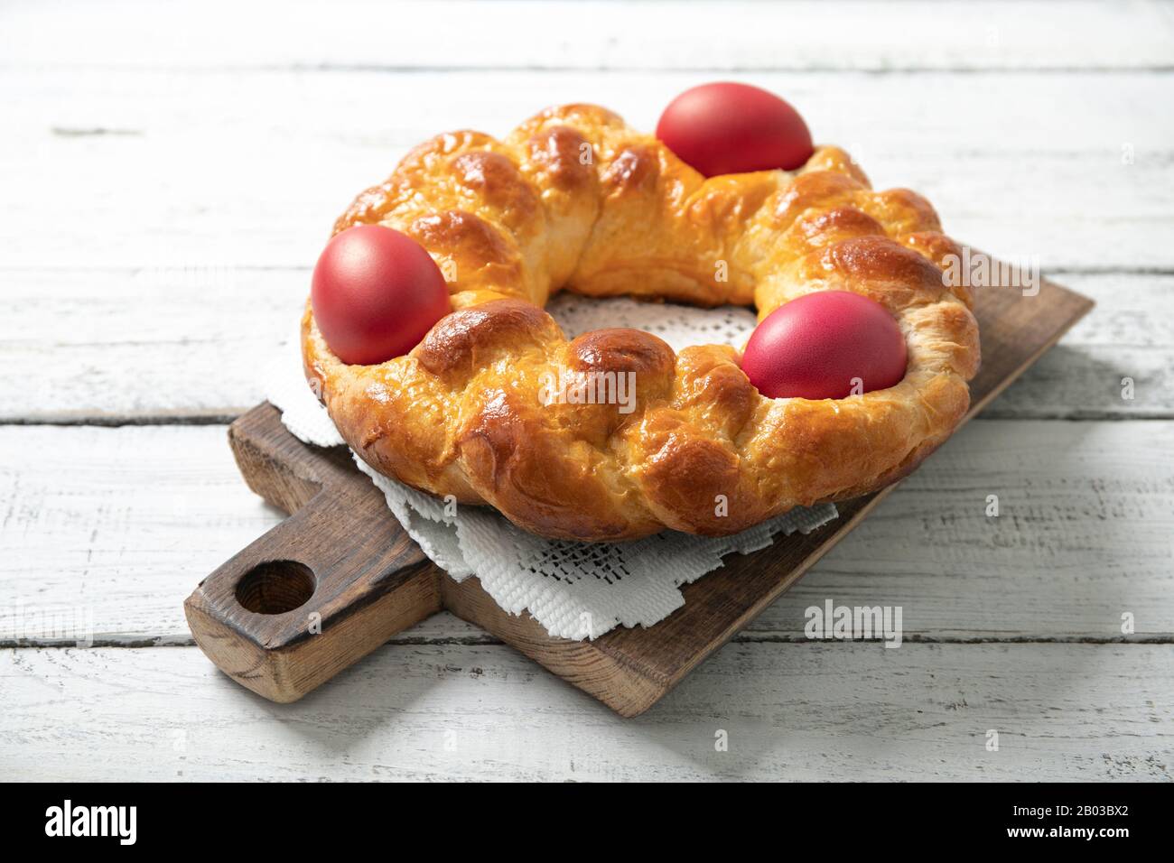 Pane di pasqua italiano. Uova rosse. Deliziosa torta di Pasqua. Italia Foto Stock