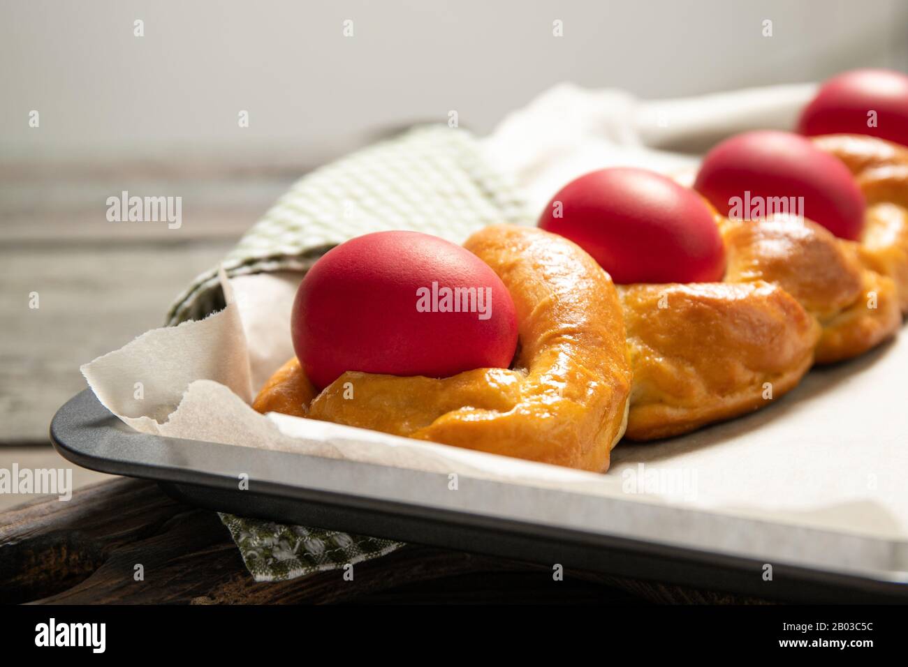 Pane di pasqua italiano. Uova rosse. Deliziosa torta di Pasqua. Italia. Foto Stock