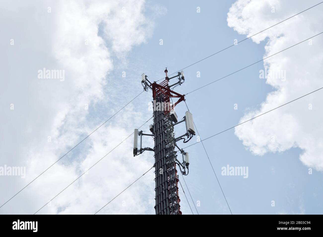 Polo di telecomunicazione su cloud e sky in presenza di luce solare Foto Stock