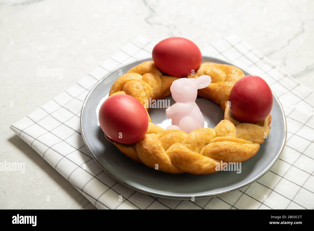 Gustoso pane di pasqua. Pane di Pasqua e uova rosse. Pane di pasqua italiano Foto Stock