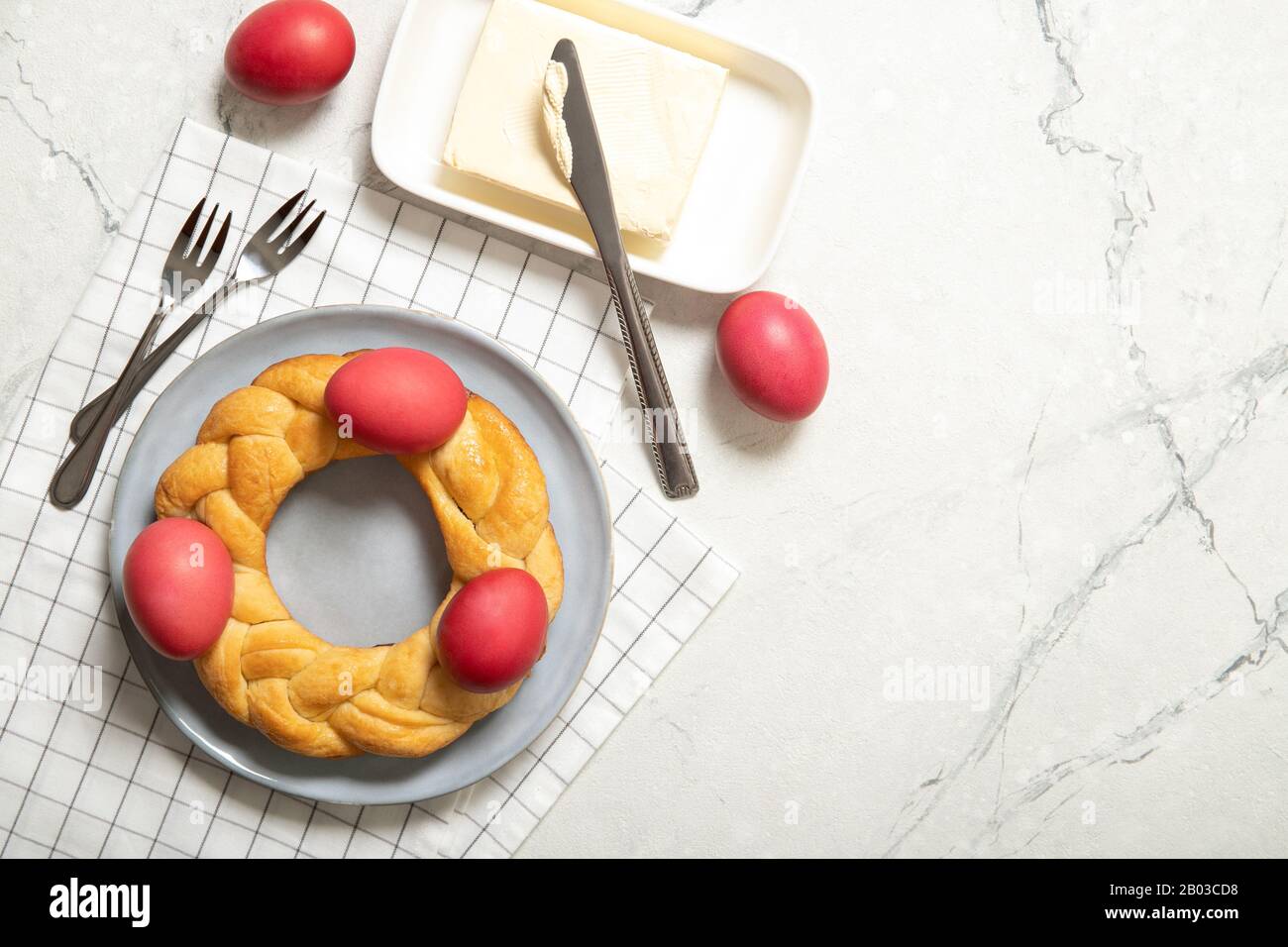 Gustoso pane di pasqua. Pane di Pasqua e uova rosse. Pane di pasqua italiano Foto Stock