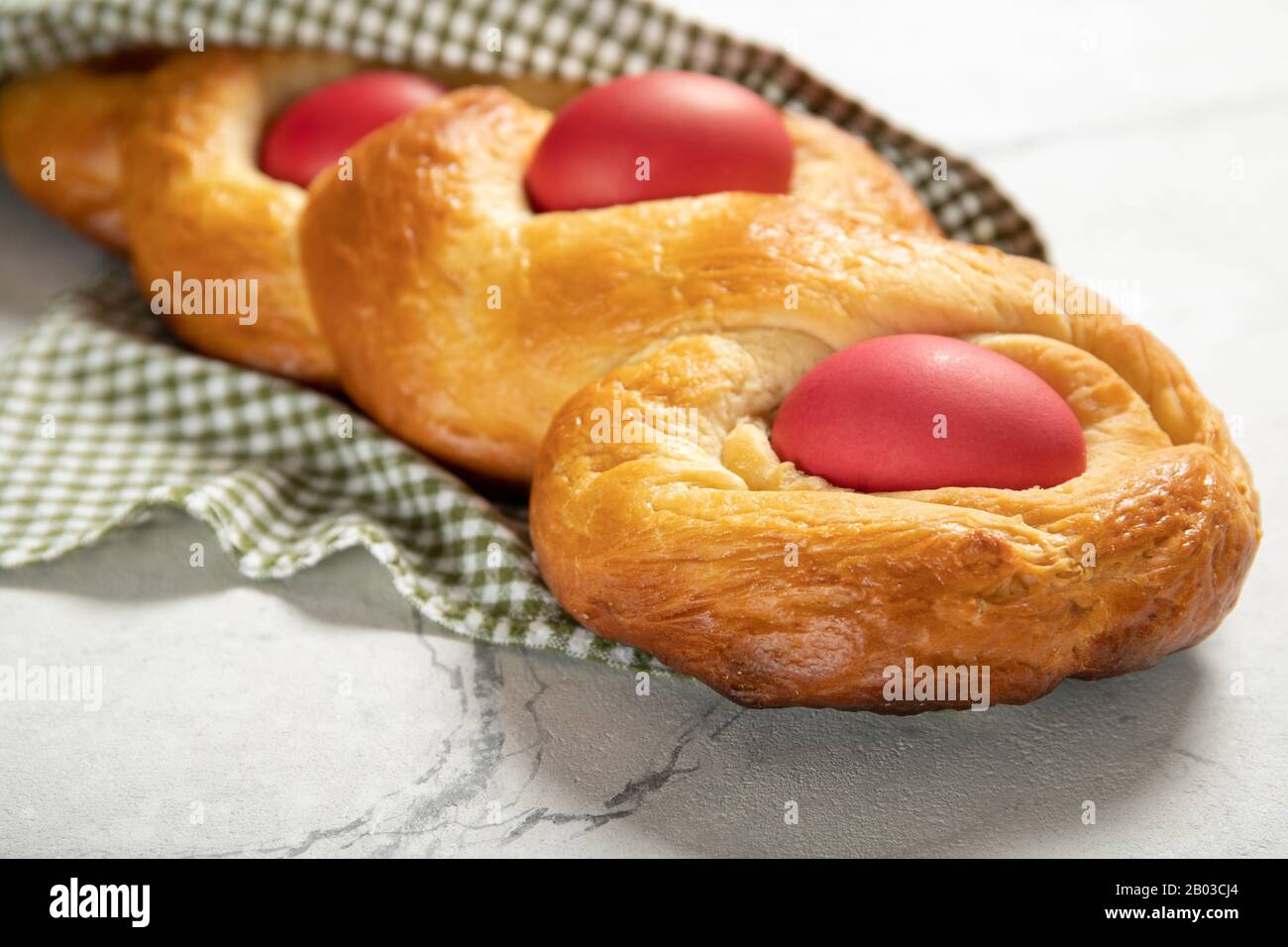 Gustoso pane di pasqua. Pane di Pasqua e uova rosse. Italian easter Bread.Close-up Foto Stock