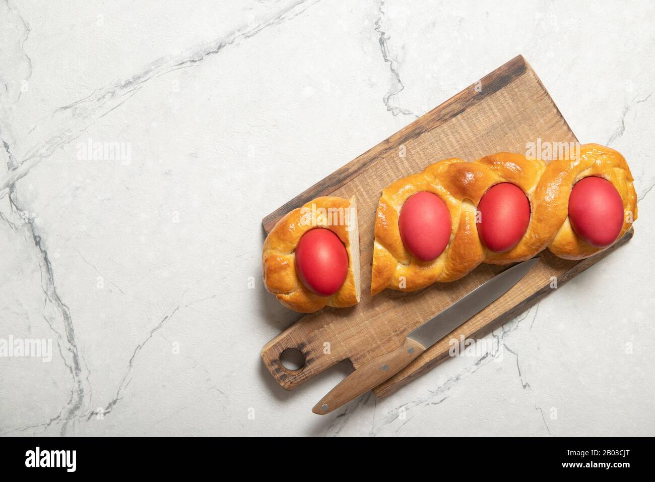Gustoso pane di pasqua. Pane di Pasqua e uova rosse. Pane di pasqua italiano Foto Stock