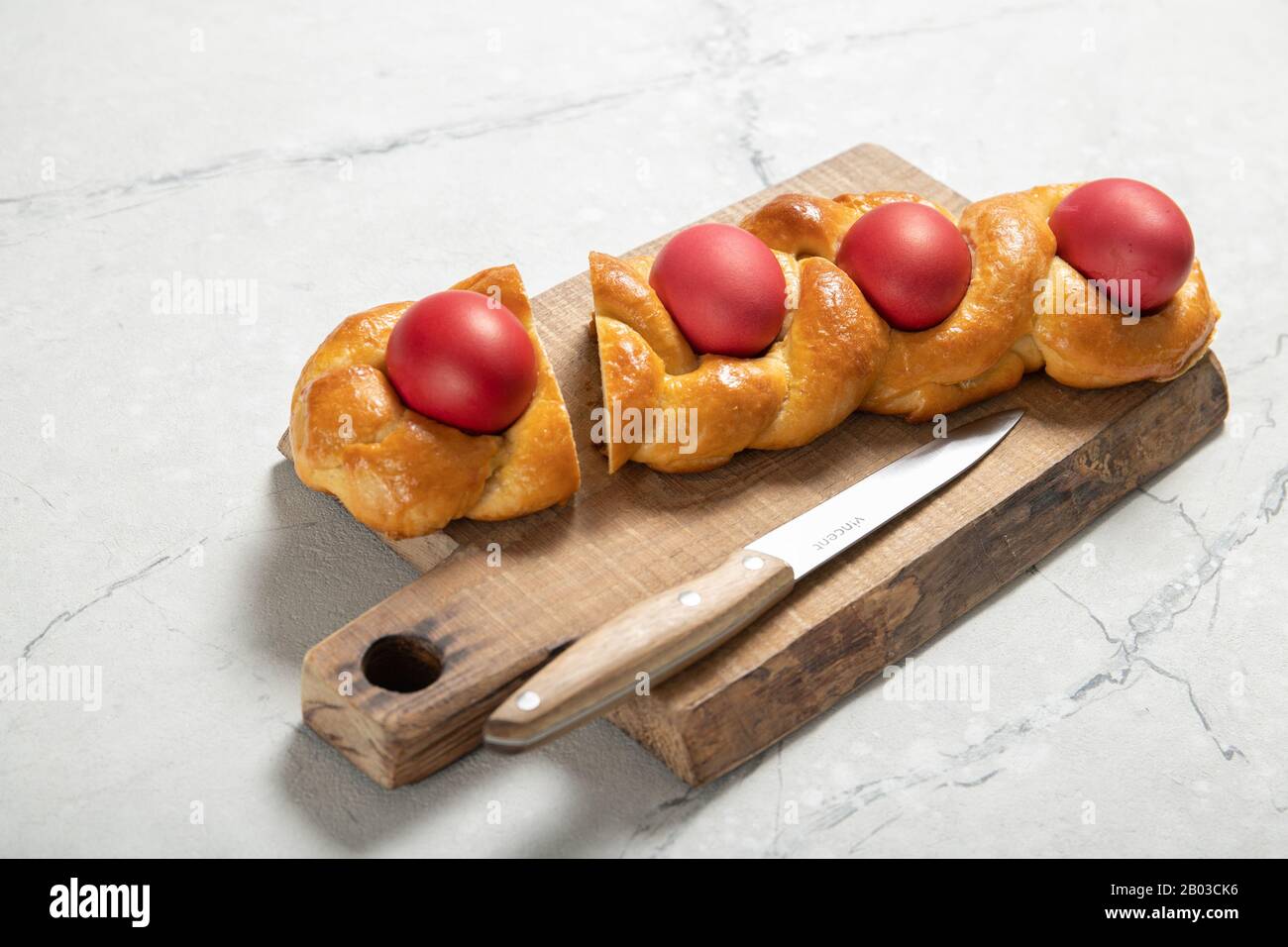 Gustoso pane di pasqua. Pane di Pasqua e uova rosse. Pane di pasqua italiano Foto Stock
