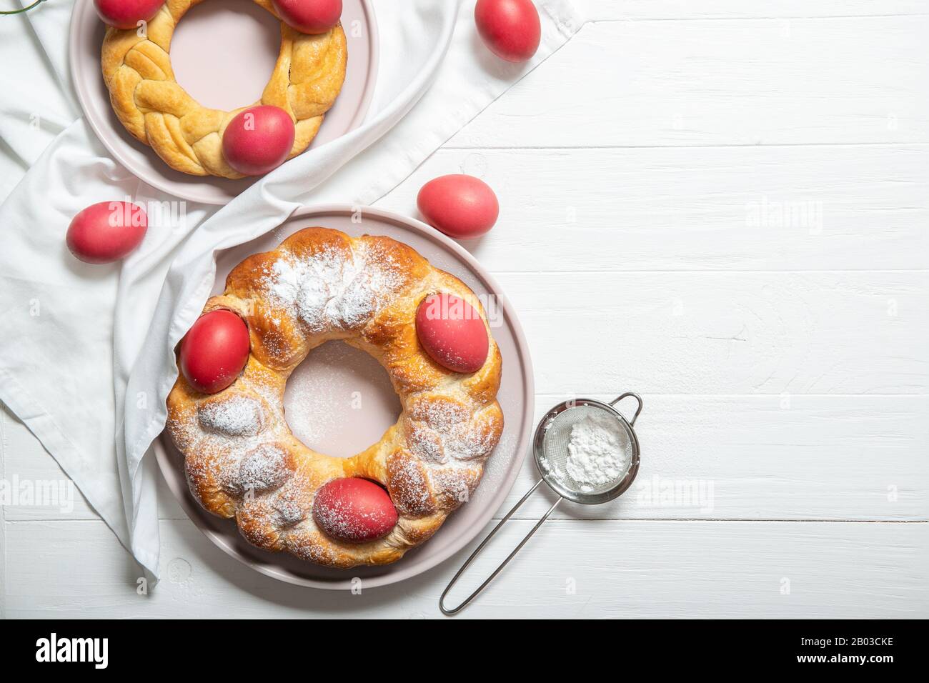 Gustoso pane di pasqua. Pane di Pasqua e uova rosse. Pane di pasqua italiano Foto Stock