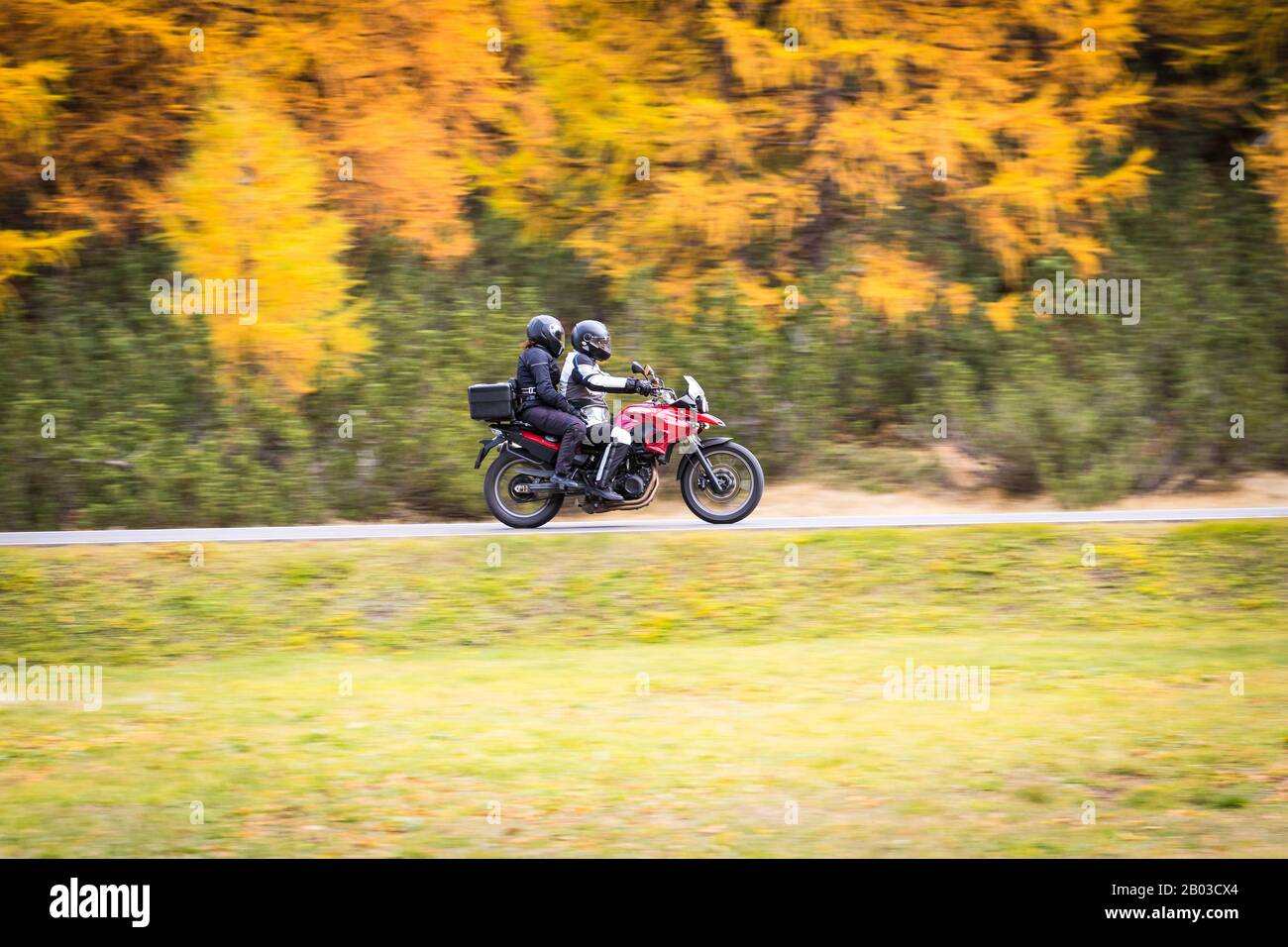 motociclisti in un viaggio d'autunno Foto Stock