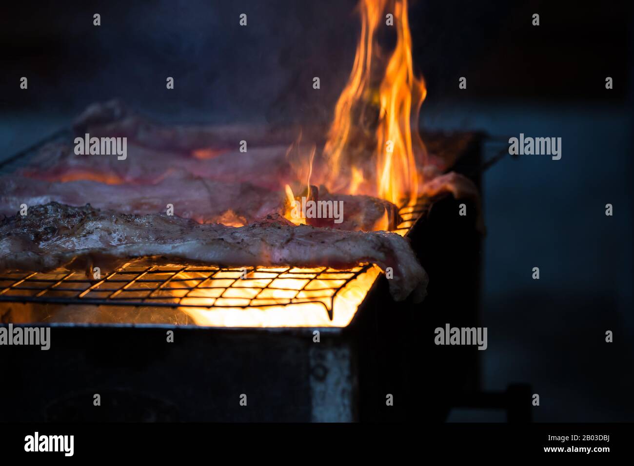 Arrosto di maiale su una fiamma di carbone. Foto Stock