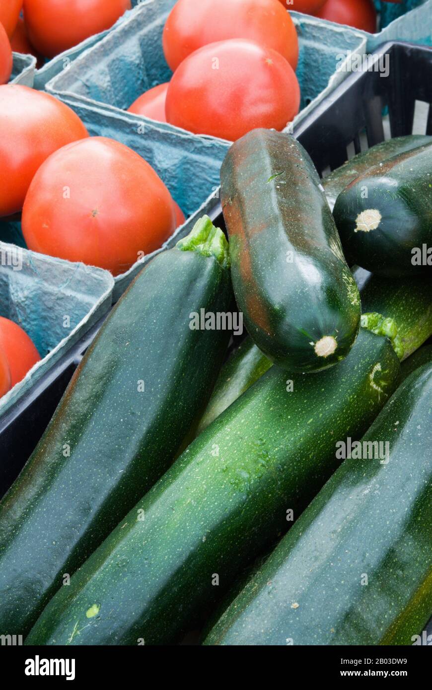 Zucchine fresche estate zucca e pomodori rossi in vendita presso un mercato agricolo locale a Baltimora MD USA. Foto Stock
