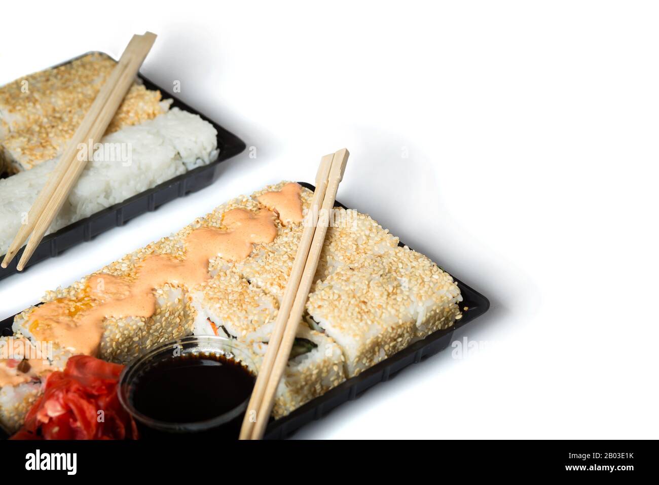 due set di sushi da andare, confezionati in scatole di plastica. Nuova dieta di sushi. Foto Stock