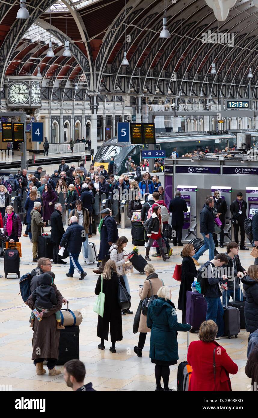 Paddington station London UK - affollato di persone sull'atrio della stazione ferroviaria, London Paddington Terminus, London England UK Foto Stock